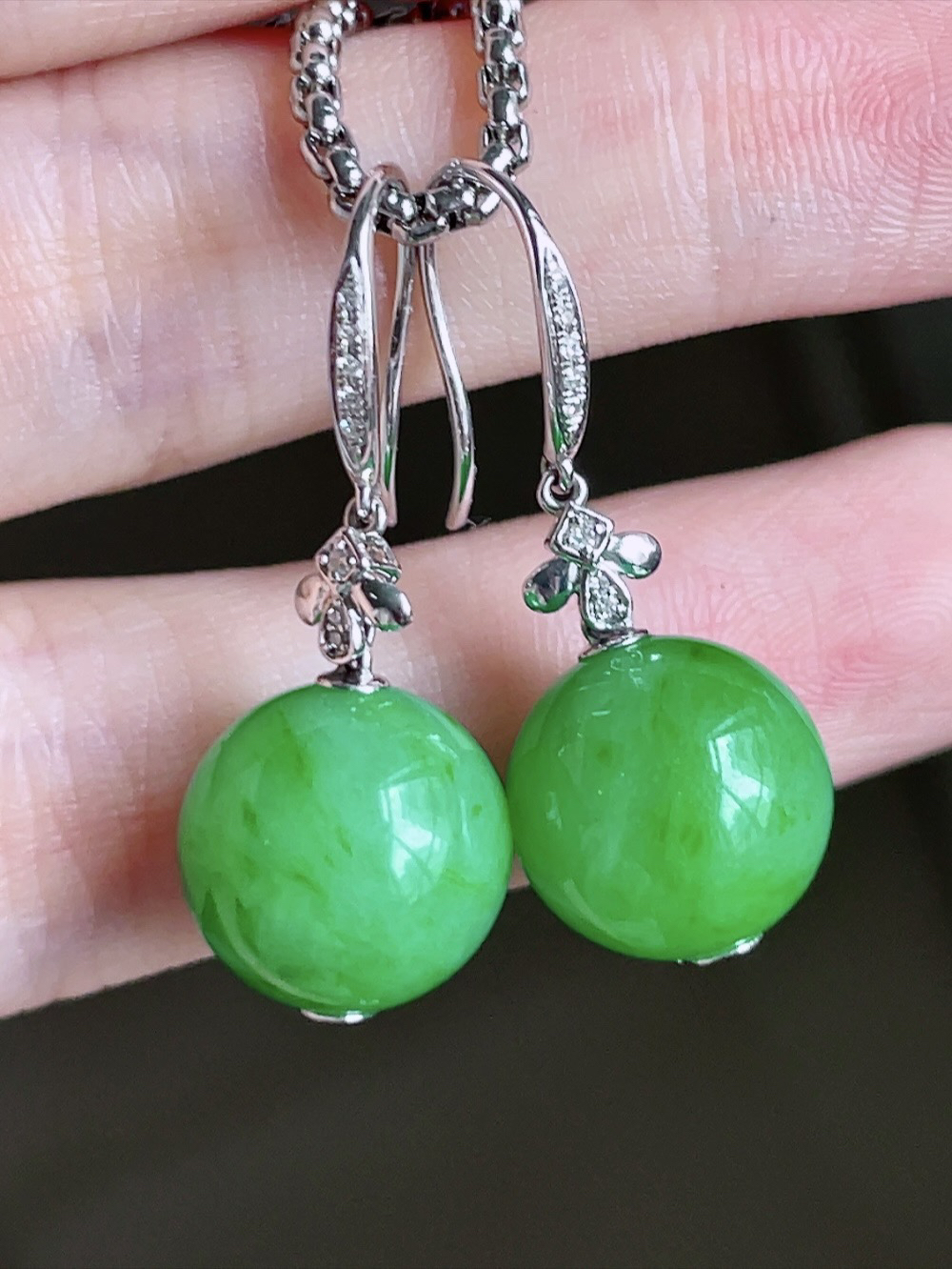 ️ 满绿珠子耳坠 
色泽鲜艳 珠圆玉润 18k金镶嵌
尺寸 30.5/12