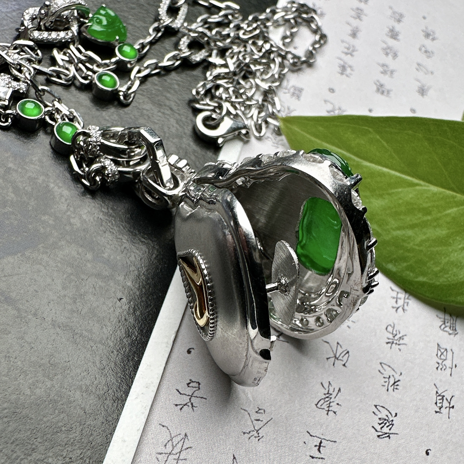 【冰种满绿佛公吊坠】浓绿色泽，种水上乘，晶莹剔透，纯净通透，莹光感很强。18k金钻镶嵌，裸石尺寸16.4*20.2*4毫米