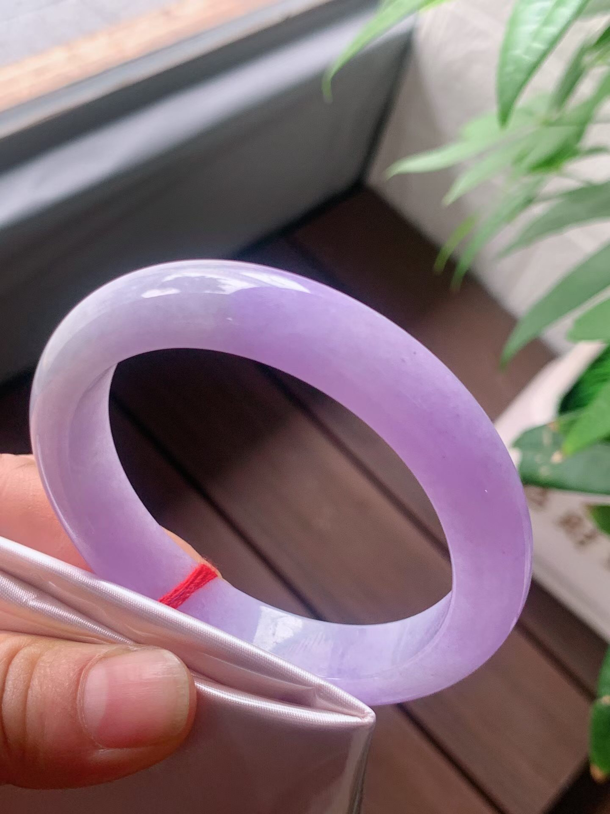 【翡翠名称】老种冰紫罗兰56正圈口手镯
【翡翠尺寸】56/12.2/8.5mm适合55-57正圈口佩戴
【翡翠描述】宝贝种老水足，玉质细腻，色泽靓丽，性价比高，佩戴效果好！
【其它赠送】权威证书/精美挂绳盒子/支持全国复检