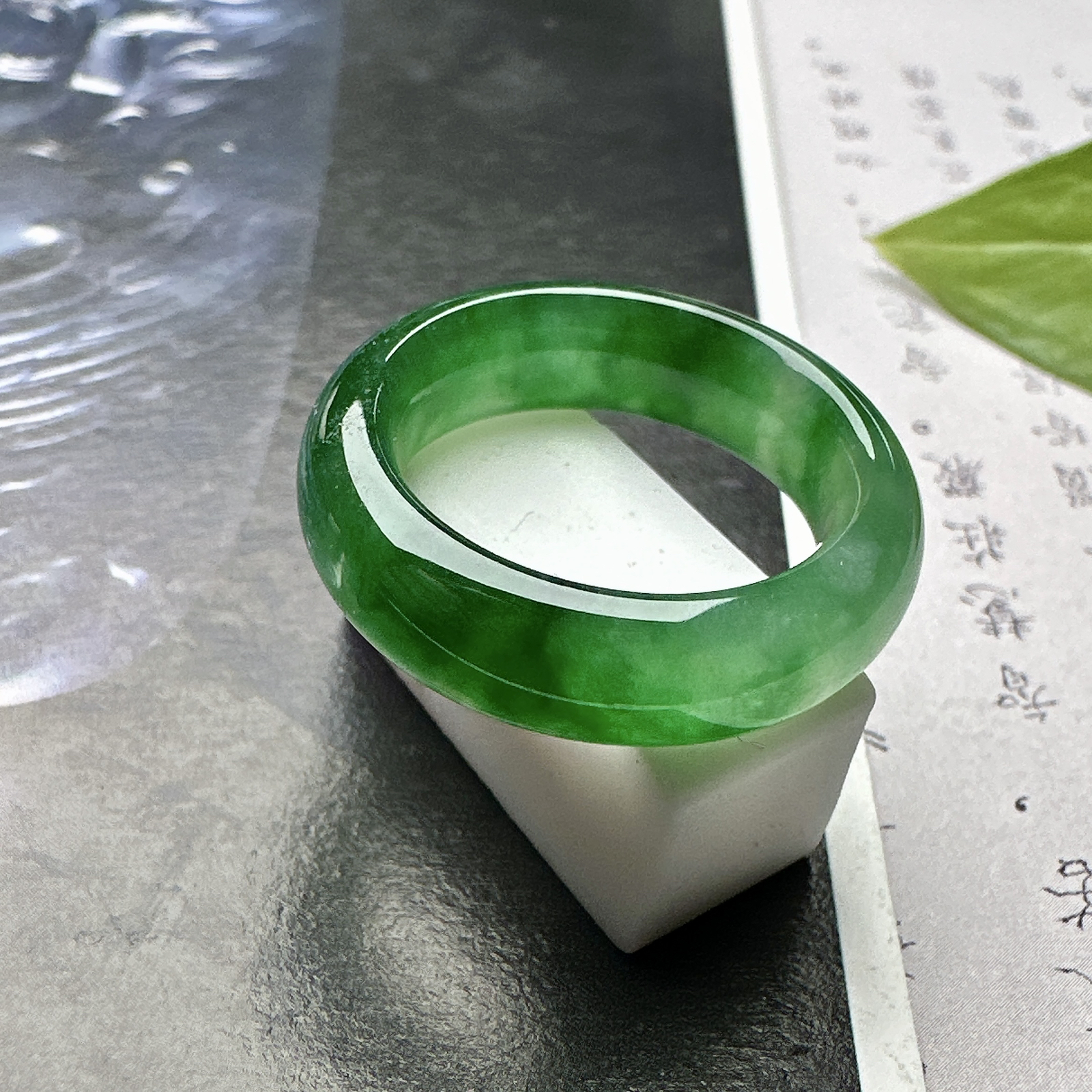 【冰种满绿戒圈】难得的冰润度，难得的好颜色，韵味十足，古色古香。也可吊坠佩戴