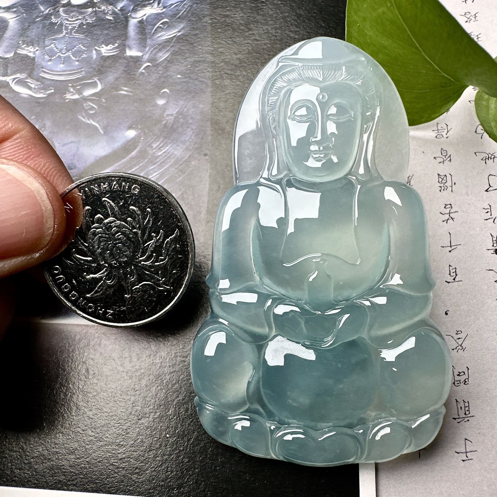 【冰种正装观音】蓝底色泽，质地细腻，通透度上佳，冰感十足，适合佩戴