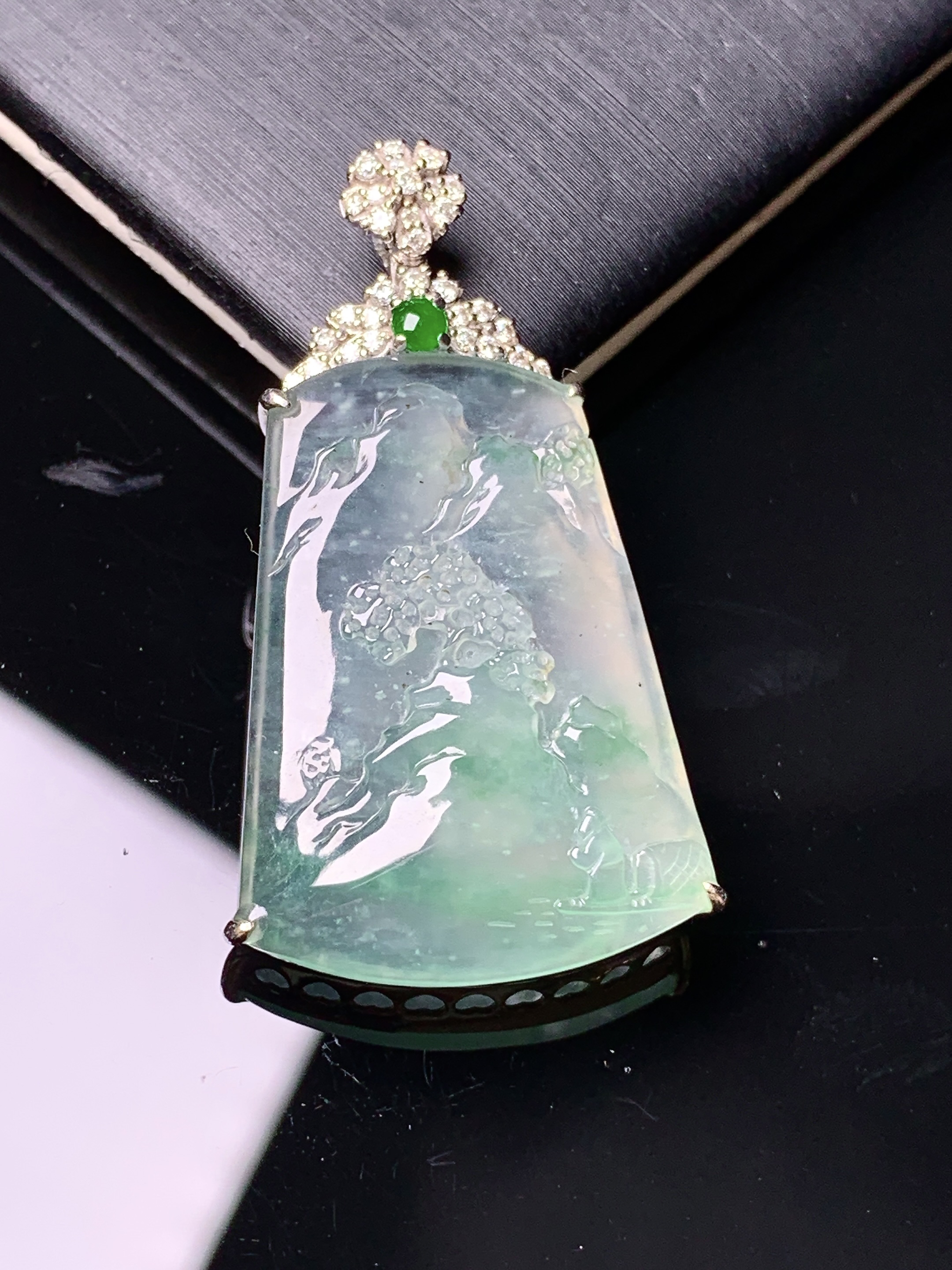 18k金钻镶嵌冰种山水牌子吊坠 玉质细腻 色泽艳丽清新 水润亮眼 整体尺寸36.8*19*6c5