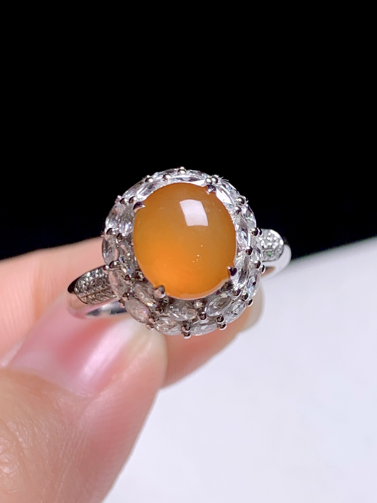 冰黄翡蛋面戒指
18k金钻镶嵌