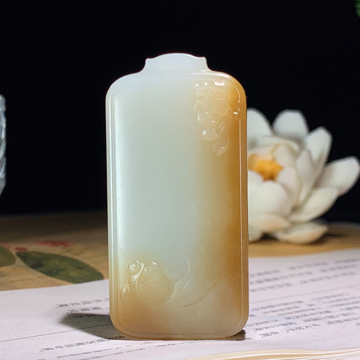 新疆和田玉且末糖站观音牌子挂件 尺寸54/26/11重35.5克 玉质细腻油润 底色纯净 脂粉好，品质好。lt260407