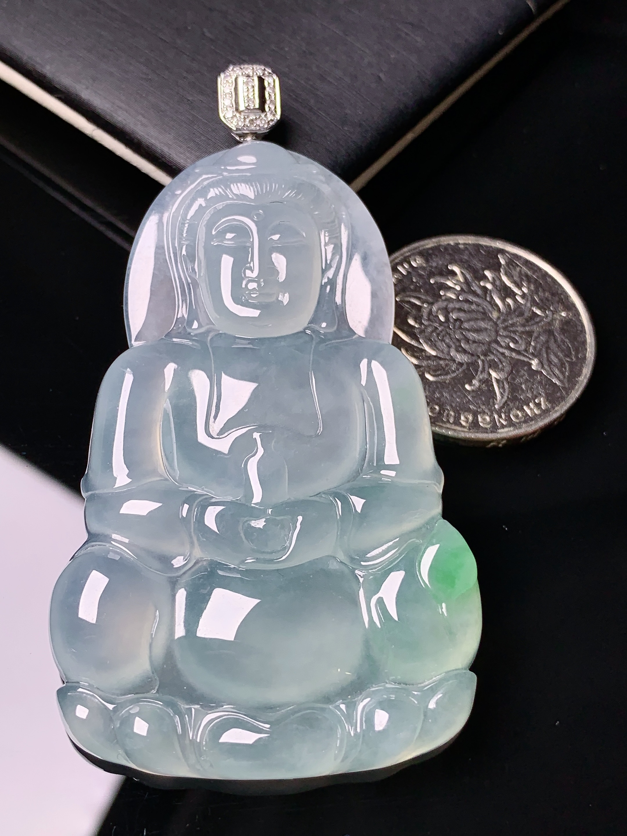18k金钻镶嵌冰种飘绿观音菩萨吊坠 玉质细腻 色泽艳丽清新 水润亮眼 整体尺寸66.8*37.2*5.8a5