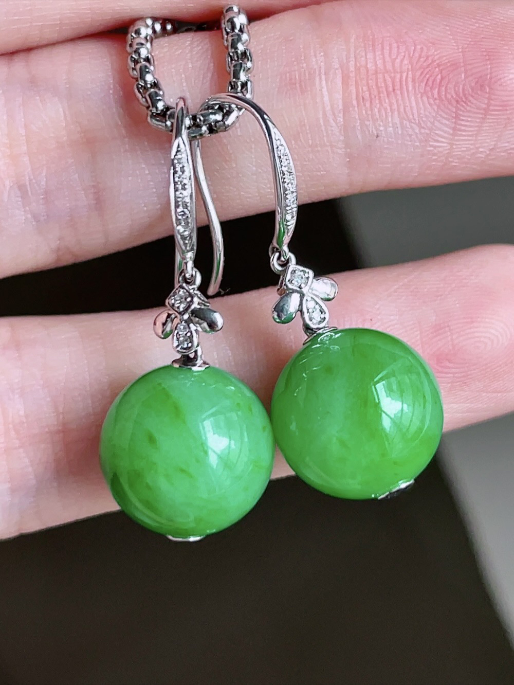 ️ 满绿珠子耳坠 
色泽鲜艳 珠圆玉润 18k金镶嵌
尺寸 30.5/12