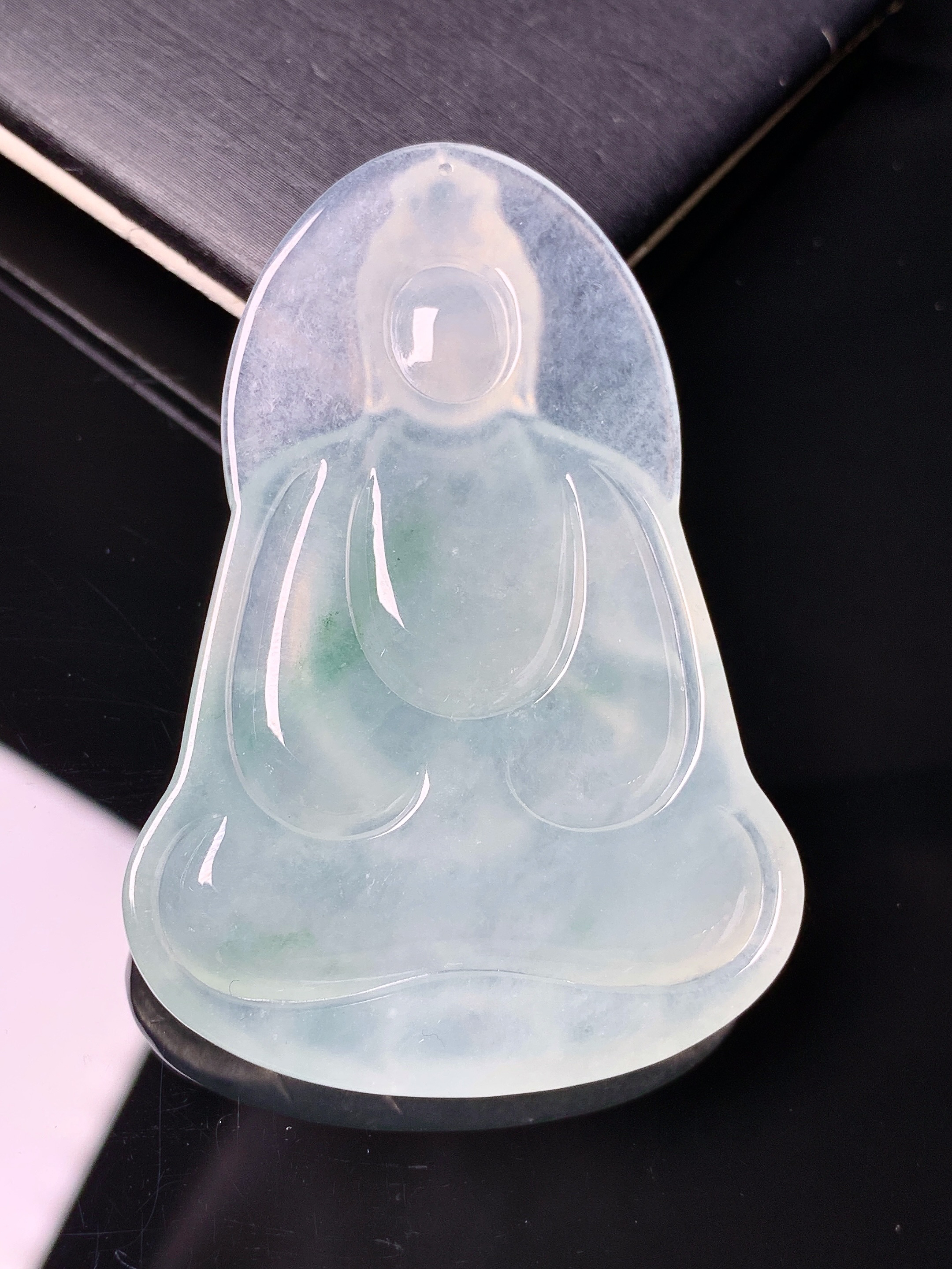 冰种飘绿素衣观音菩萨吊坠 玉质细腻 色泽艳丽清新 水润亮眼 整体尺寸54.3*37.3*5.8a2