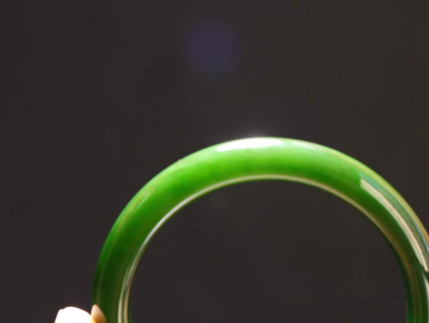 【碧色荡漾】

收藏级和田玉碧玉菠菜绿手镯，俄料七号矿 红皮老料，玉质温润细腻 油性十足，色泽匀称，️款式精美时尚，佩戴美观惹眼，美自天成，婉约之美，举手投足间透出那份低调奢华。

重38.8克 圈口52.8mm尺寸52.8-11.6-7.8mm O18823207130