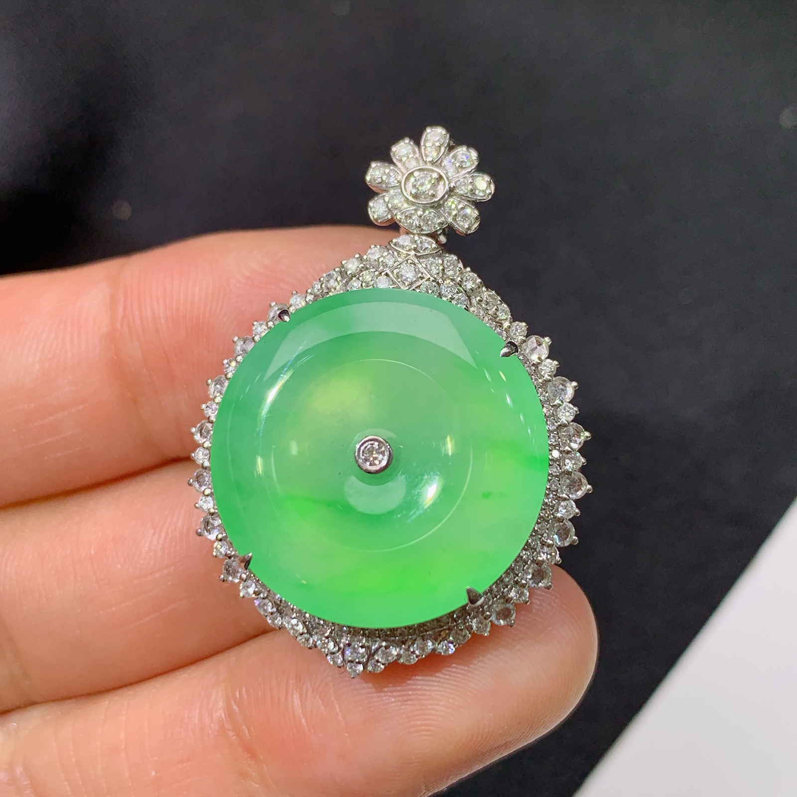 冰飘绿平安扣吊坠，18k金镶嵌，冰润色阳，玉质细腻，种水足，y5 尺寸33.9*24.8*10.5