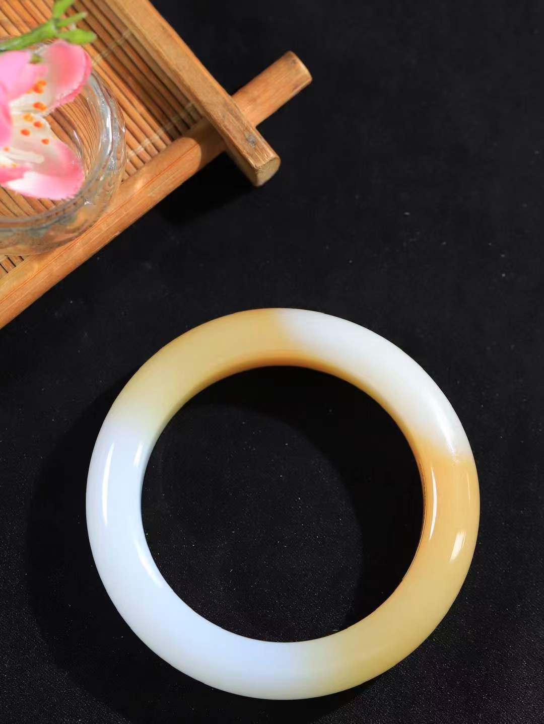 【暖玉生香·手镯】

精品和田玉糖白玉手镯，质地油润细腻，色泽高贵典雅，镯型古朴典雅。在诗情画意的雨巷相遇，你是我腕间的一抹风情，有你眸有深情，清风荡漾湖间静水，我愿俯身低眉，在烟波涟漪处，寻你深情倩影。内径50.5mm尺寸14.2-9.8mm重63.7克  6940758A