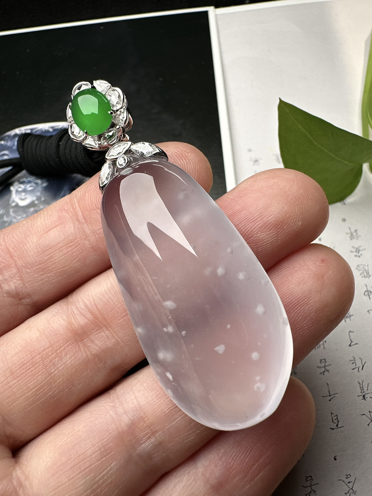 【玻璃种福瓜吊坠】雪花棉老料，种水上乘，晶莹剔透，纯净通透，莹光感很强。收藏品质，18k金钻镶嵌，裸石尺寸46*22.5*10.8毫米