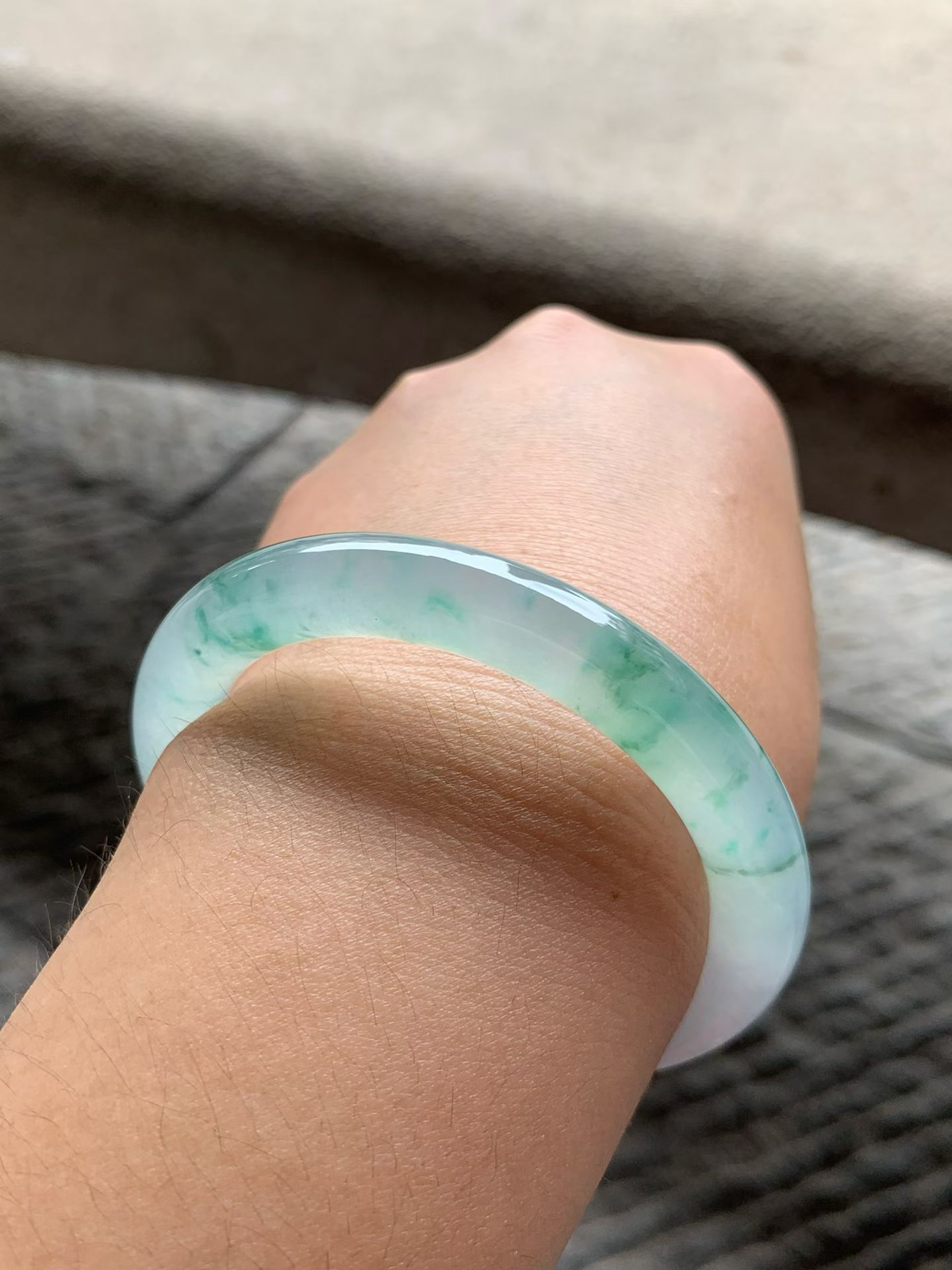 飘芙蓉绿花圆条手镯尺寸54*9*9 老种通透，冰凝透亮，水润胶足，绿花灵动飘逸，上手清新水灵！