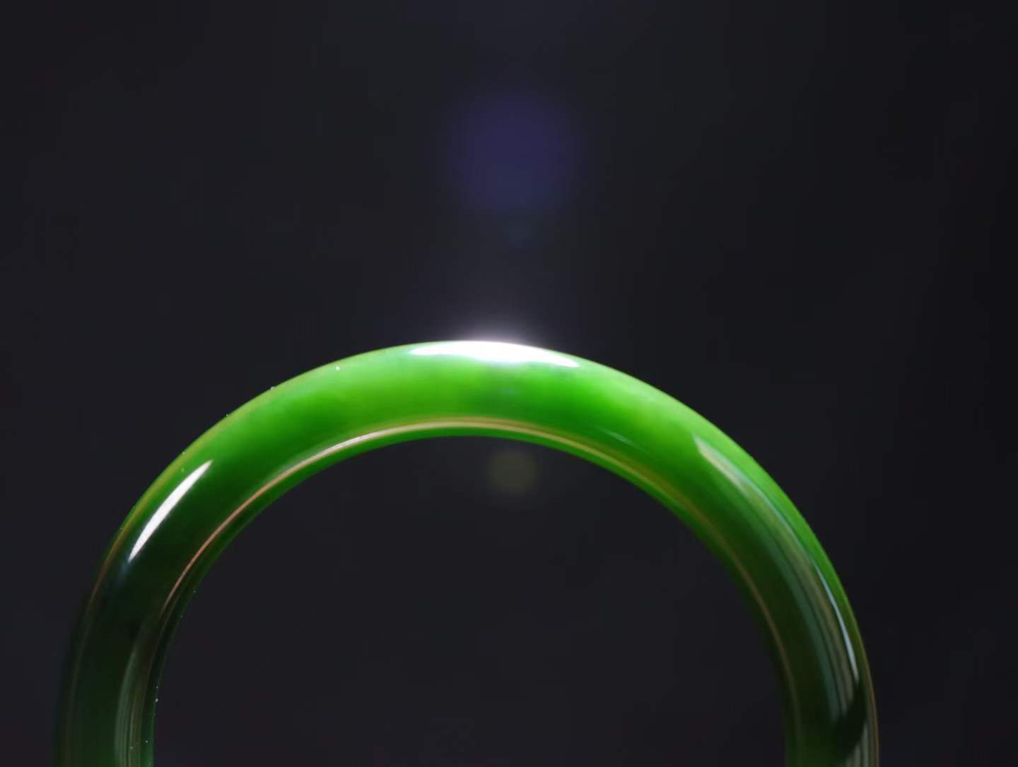 【腕间柔情】

信誉第一品质保证️和田玉碧玉菠菜绿手镯，俄料七号矿 红皮老料，玉质温润细腻 油性十足，色泽匀称，️款式精美时尚，佩戴美观惹眼，美自天成，婉约之美，举手投足间透出那份低调奢华。

重44.7克 圈口54.3mm尺寸54.3-12-8.3mm O18823207130