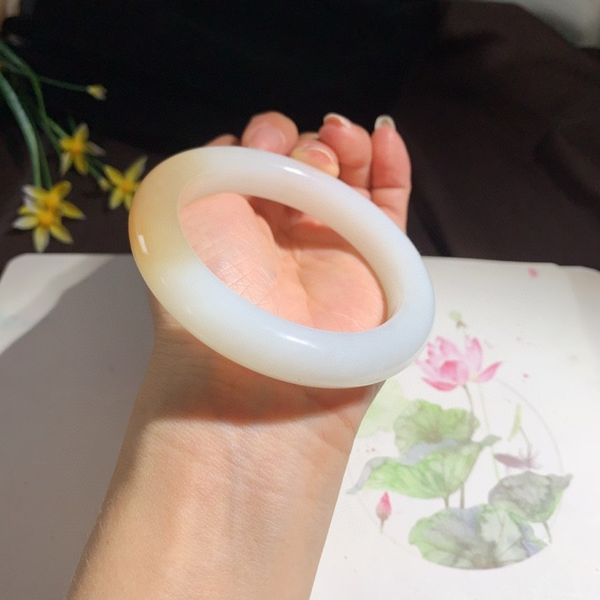 和田玉59圈口且末糖手镯！圈口59玉质细腻油润 底色纯净 无裂无杂 脂粉好，品质好