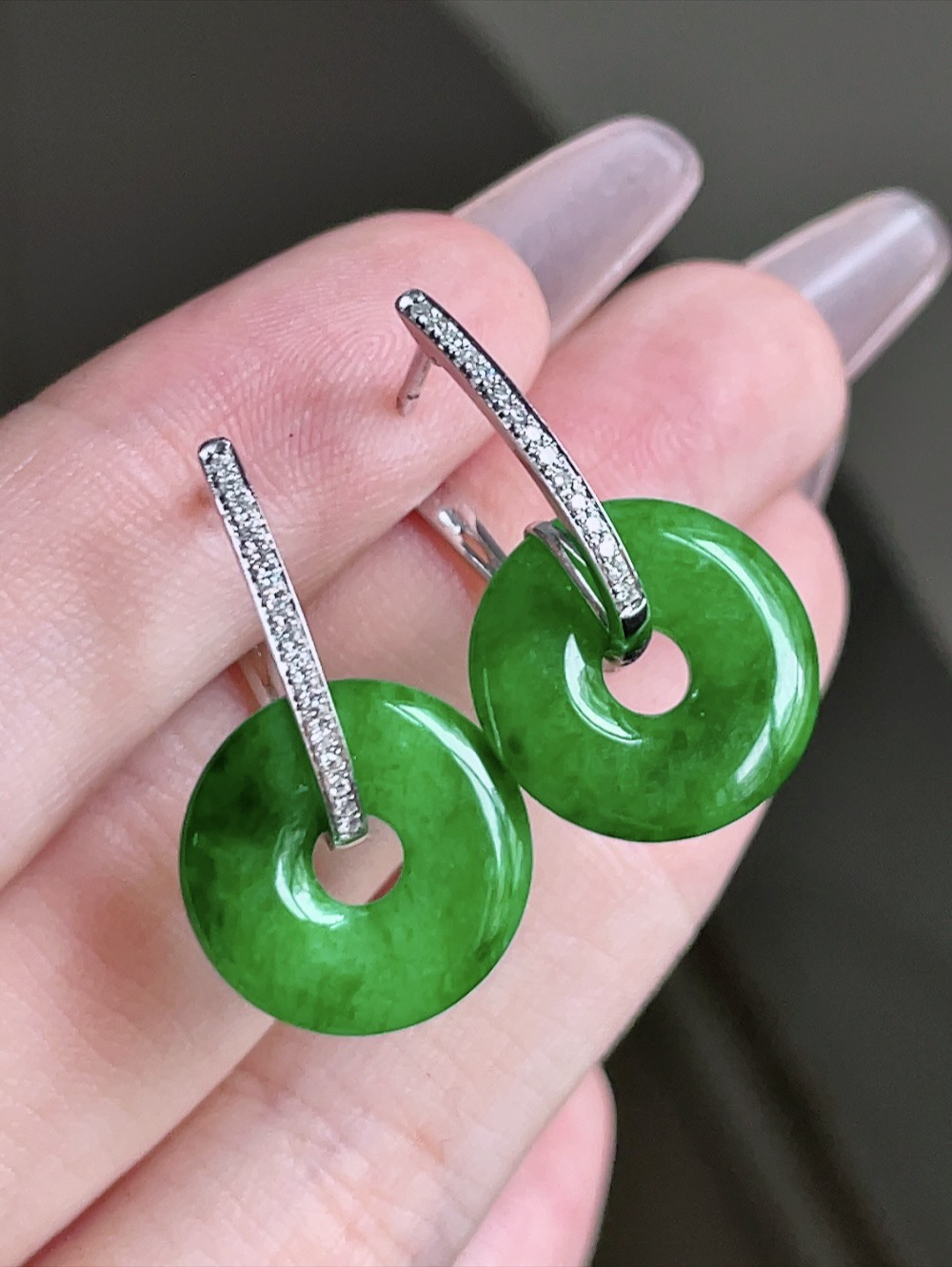 ️ 满绿甜甜圈耳坠 
色泽浓郁 种老水润 18k金镶嵌
尺寸25.5/15.6/2.8