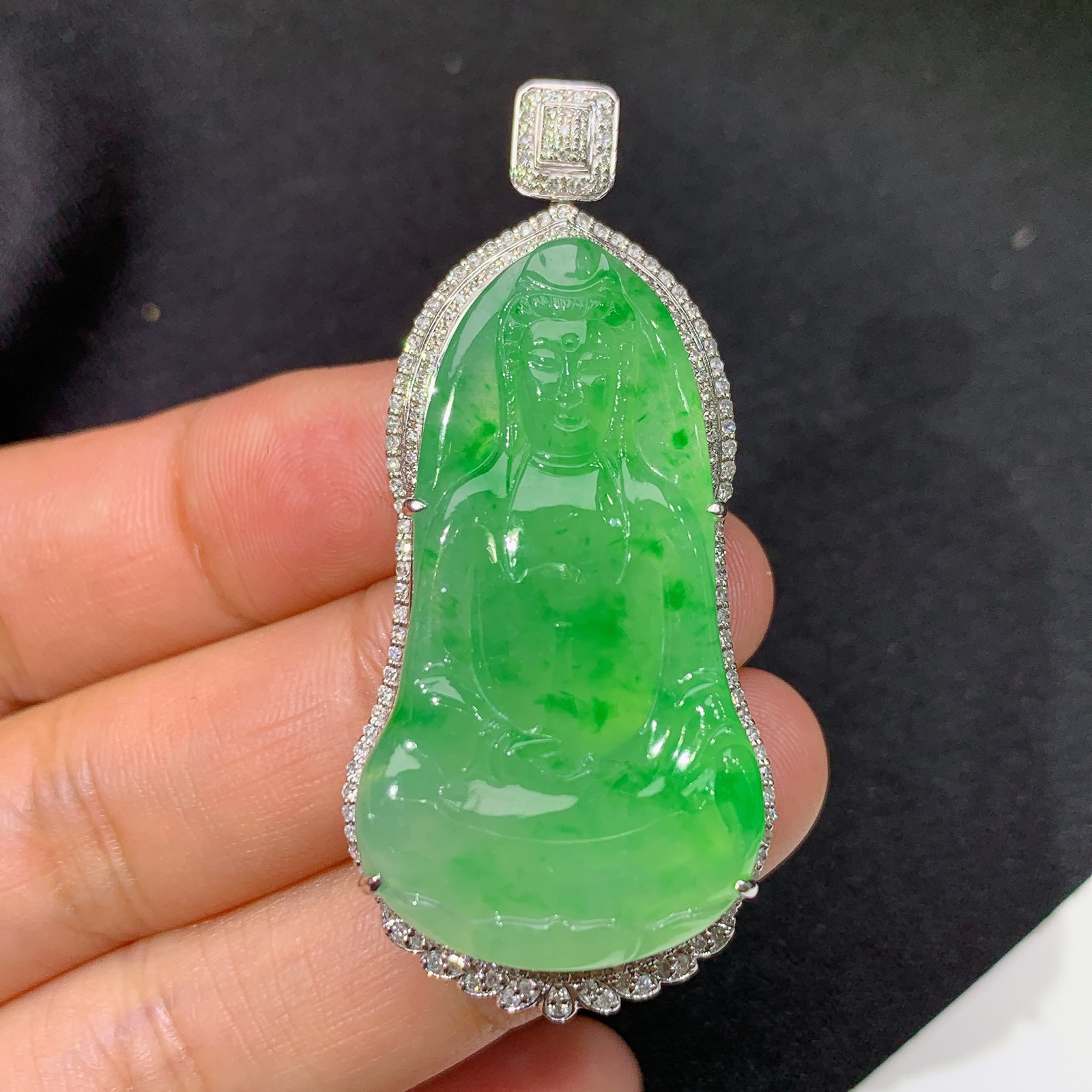 翠绿观音吊坠，18k金镶嵌，冰润色阳，玉质细腻，种水足，Lp 尺寸51.4*23.4*10.3