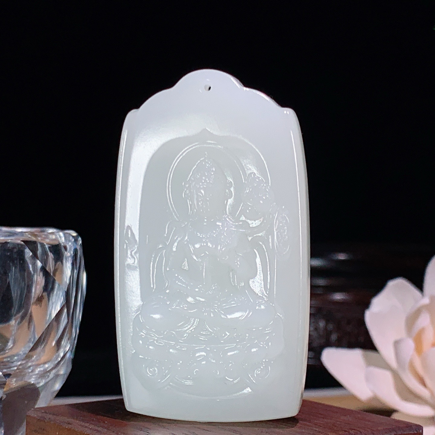 新疆和田玉羊脂白玉座莲挂件。尺寸61/34/12重50.5克 玉质细腻油润 底色纯净 脂粉好，品质好