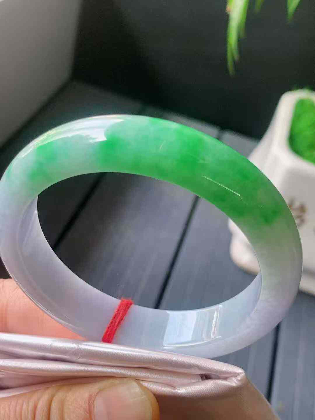 【翡翠名称】老种飘阳绿53.5正圈口手镯
【翡翠尺寸】53.5/12.7/8.2mm适合52.5-55正圈口佩戴
【翡翠描述】宝贝种老水足，玉质细腻，色泽靓丽，性价比高，佩戴效果好！
【其它赠送】权威证书/精美挂绳盒子/支持全国复检