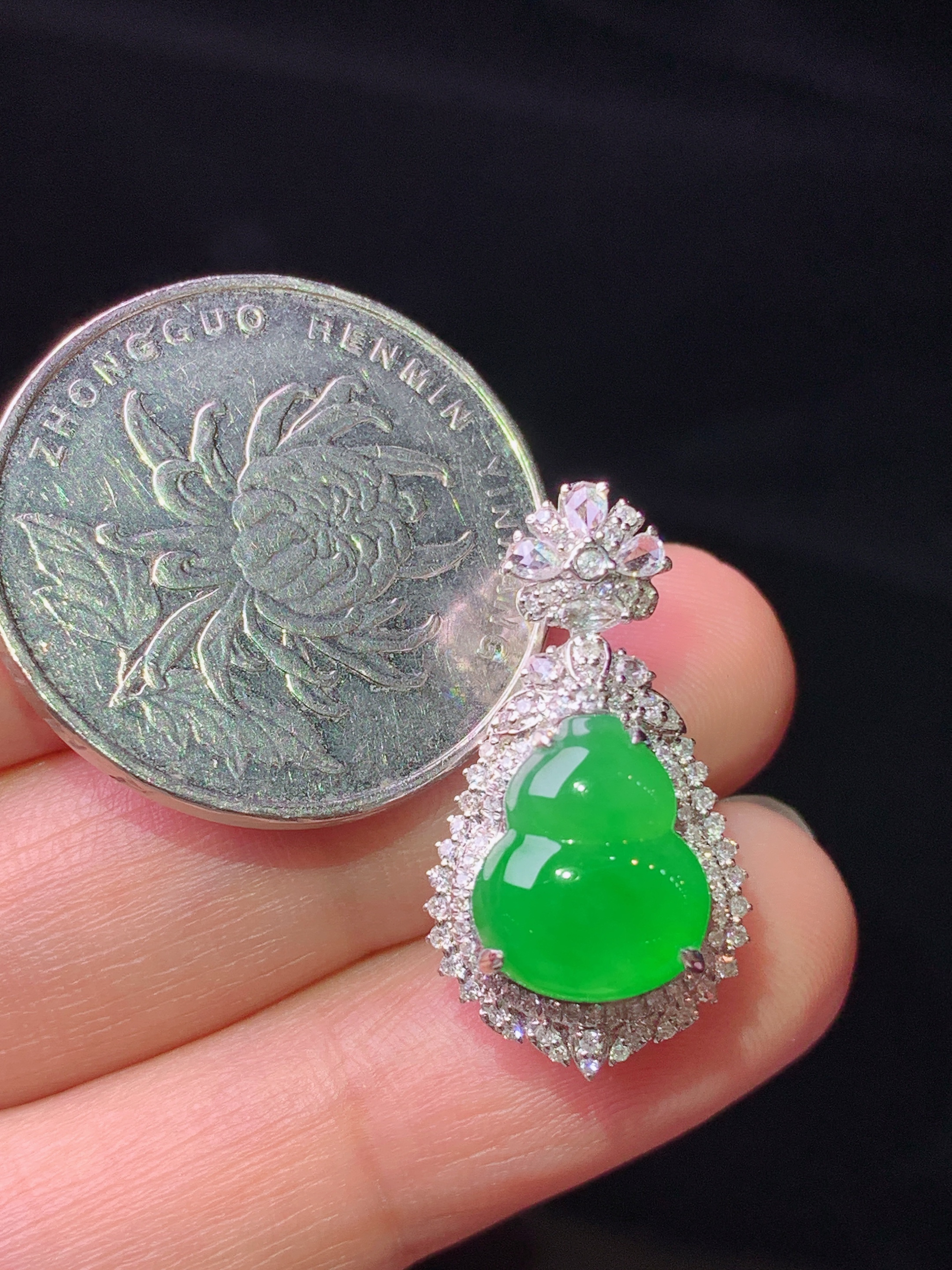 18k金钻镶嵌翠绿葫芦吊坠 玉质细腻 色泽艳丽清新 水润亮眼 整体尺寸24.6*13.6*11.7c2