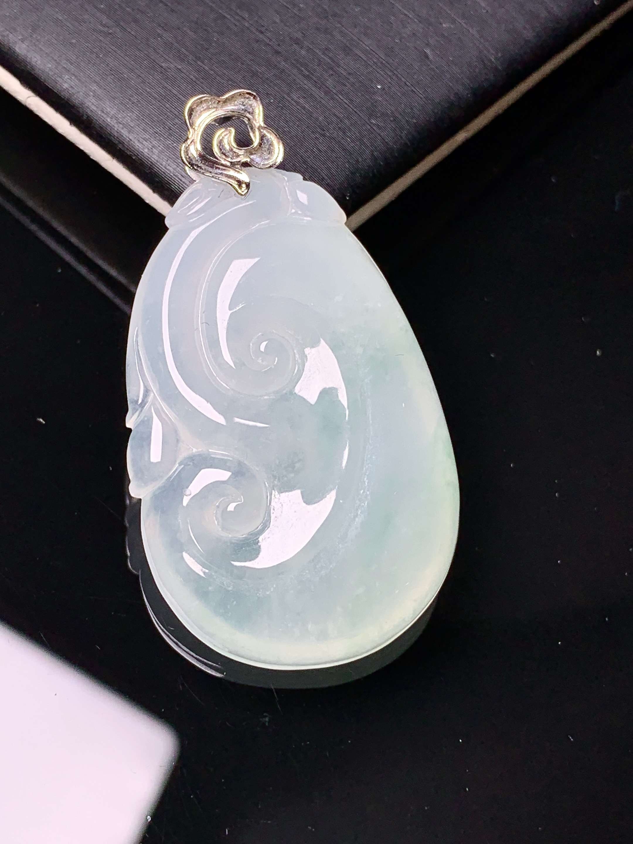 18k金镶嵌冰种如意吊坠 玉质细腻 色泽艳丽清新 水润亮眼 整体尺寸40*22.3*5.5yz