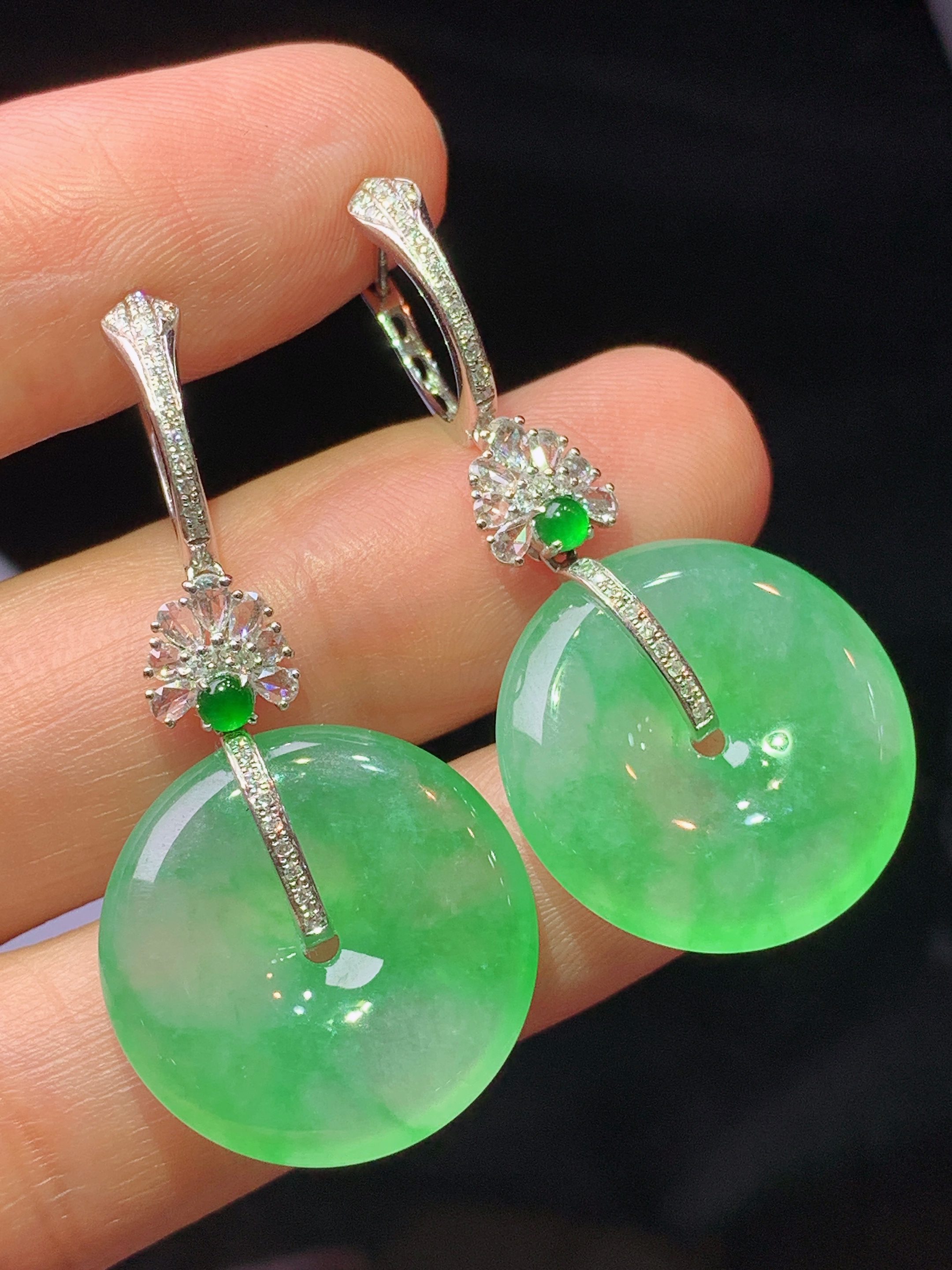 18k金钻镶嵌翠绿平安扣耳坠 玉质细腻 色泽艳丽清新 水润亮眼 整体尺寸38*19*4.2c5