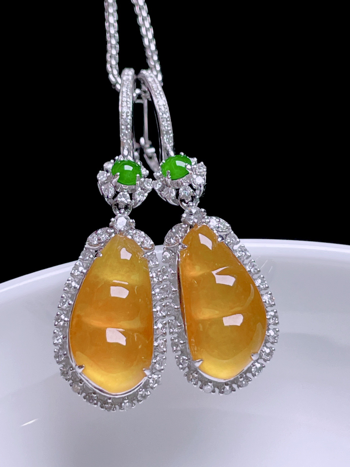 ️ 高冰黄翡福豆耳坠 
色泽艳丽，种老水润，18k金镶嵌
整体：35.5/10.3/7.3
裸石：13.6/7