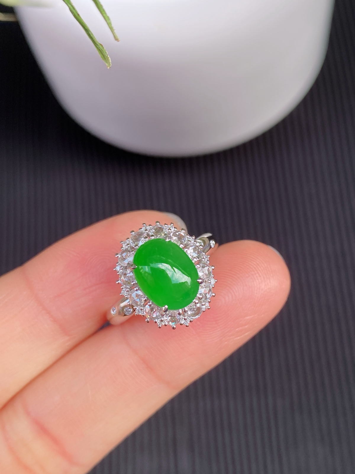 冰阳绿蛋面戒指椭圆蛋面，色泽正阳绿通透莹润，种水老，光泽感强18K金镶嵌，实物更美～