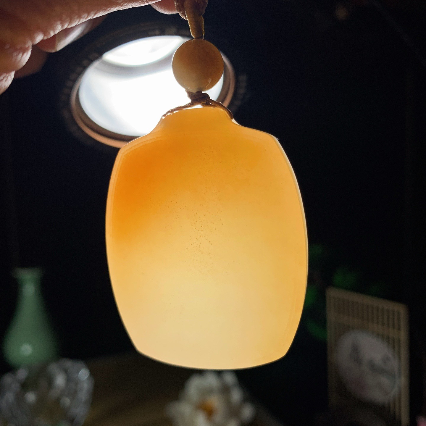 新疆和田玉且末糖平安无事牌挂件 尺寸50/39/12重54.5克 玉质细腻油润 底色纯净 脂粉好，品质好。lt260407