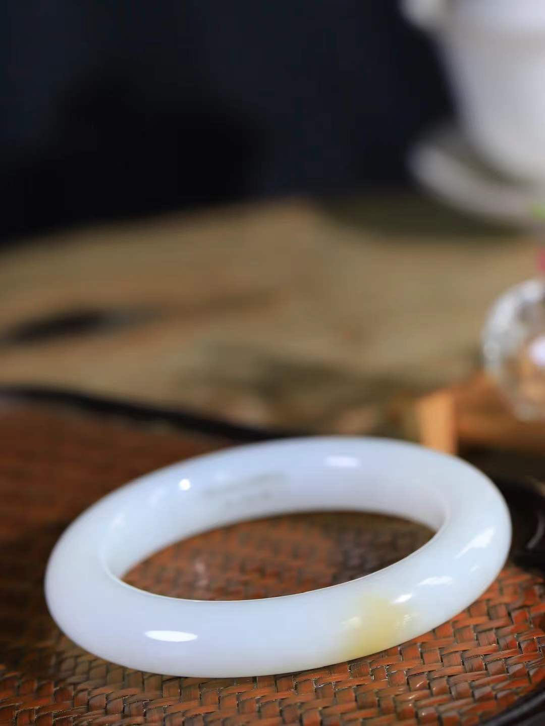 （一见倾心.手镯）

精品和田玉手镯，玉质温润细腻 油性十足 手感舒适，高华雅逸，线条流畅，简约大气，美自天成，素雅高贵。佩戴于腕间，婉约之美，举手投足间透出那低调奢华。重74.6克  尺寸57-12.7-11.7mm  5640736A