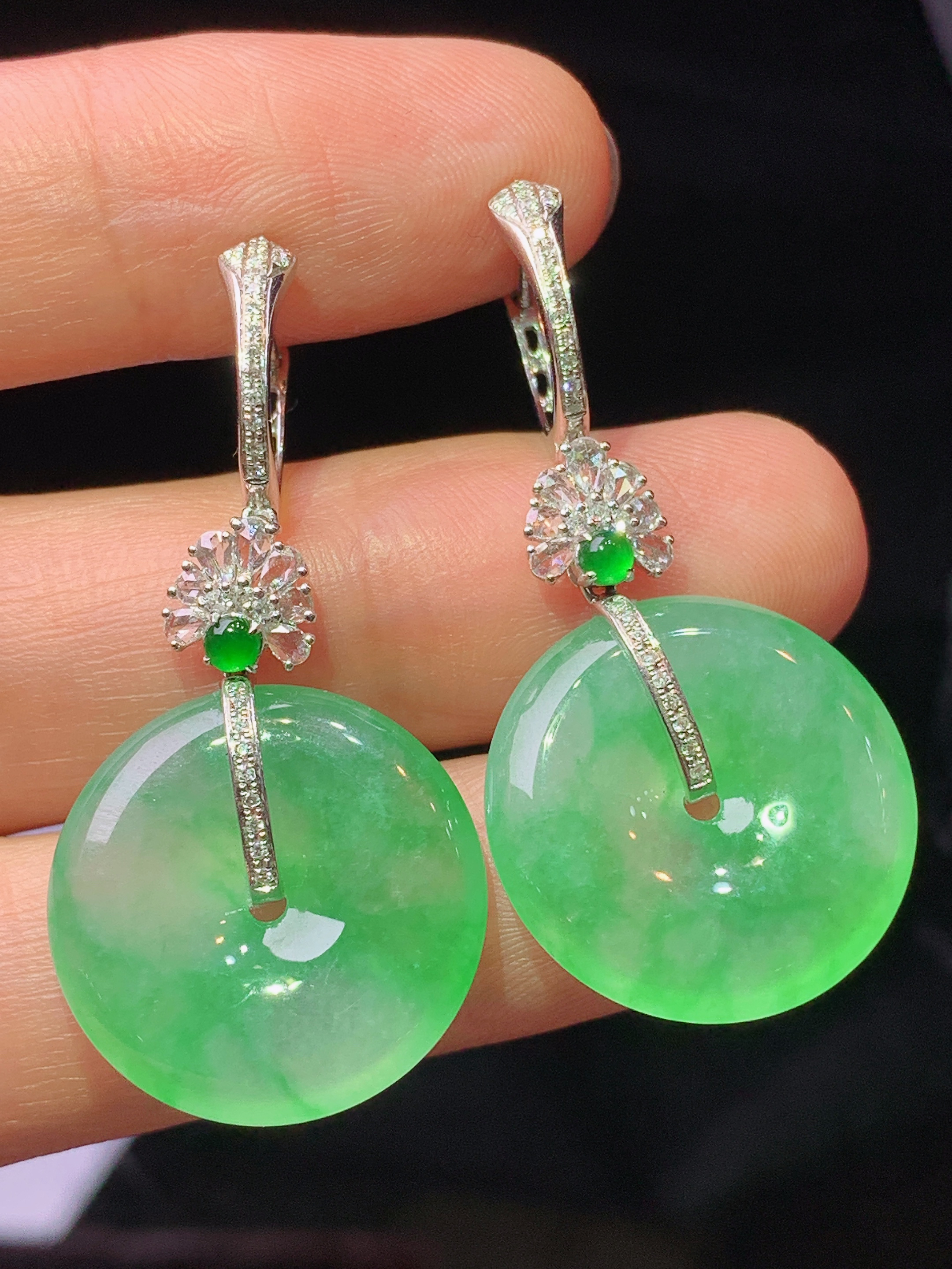 18k金钻镶嵌翠绿平安扣耳坠 玉质细腻 色泽艳丽清新 水润亮眼 整体尺寸38*19*4.2c5