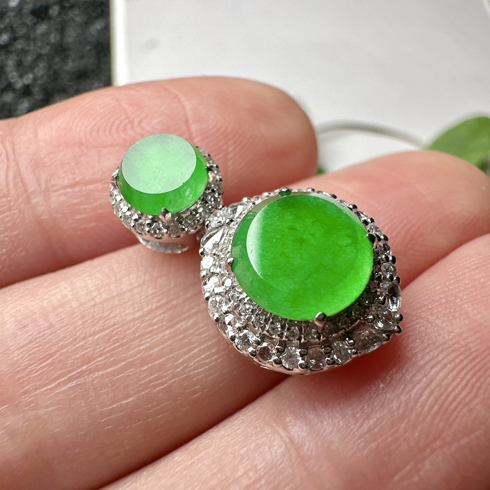 【冰种满绿圆无事牌】种水上乘，通透闪亮，晶莹剔透。18K金钻镶嵌，裸石尺寸8*2.6毫米。