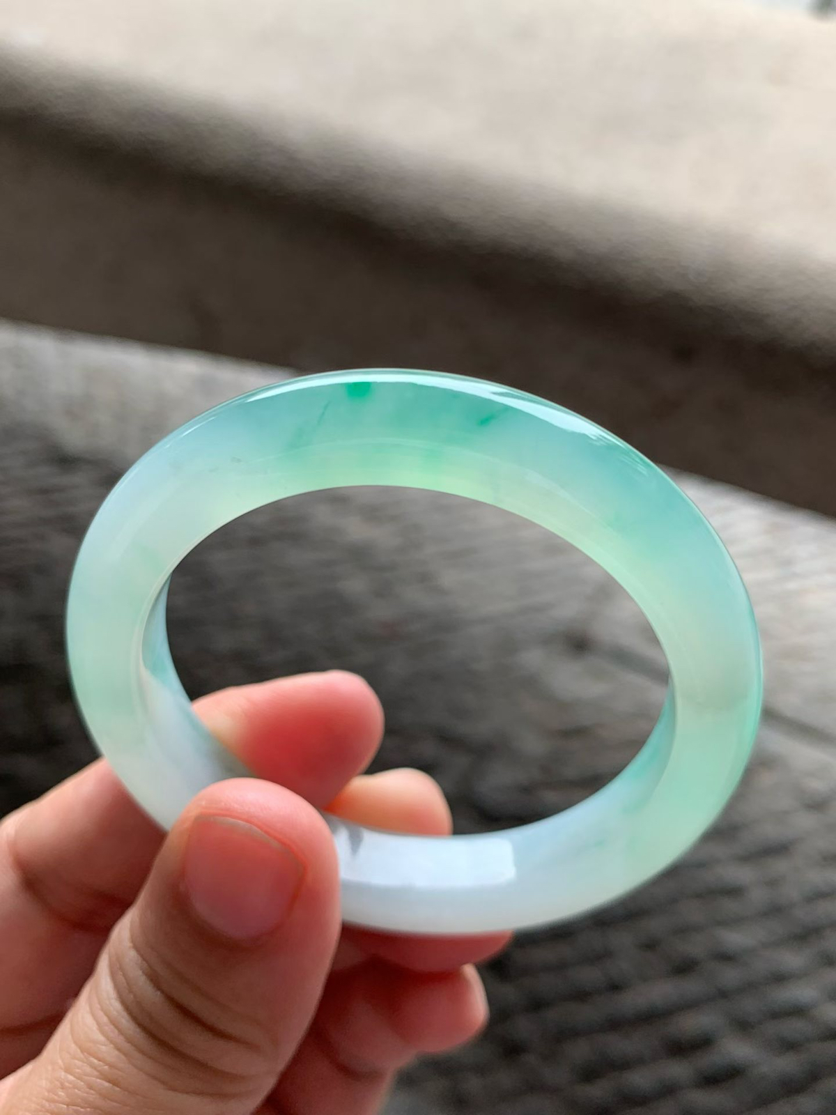 果绿色正圈手镯尺寸50.5*10*8.5 种质细腻，通透水润，颜色鲜亮灵动，上手清新甜美！