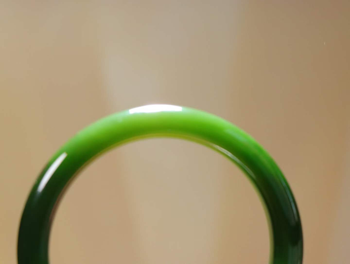 【碧色荡漾】

信誉第一 品质保证️和田玉碧玉菠菜绿手镯，俄料七号矿 红皮老料，玉质温润细腻 油性十足，色泽匀称，️款式精美时尚，佩戴美观惹眼，美自天成，婉约之美，举手投足间透出那份低调奢华。

重43.2克 圈口54mm尺寸54-11.5-8.3mm O18823207130