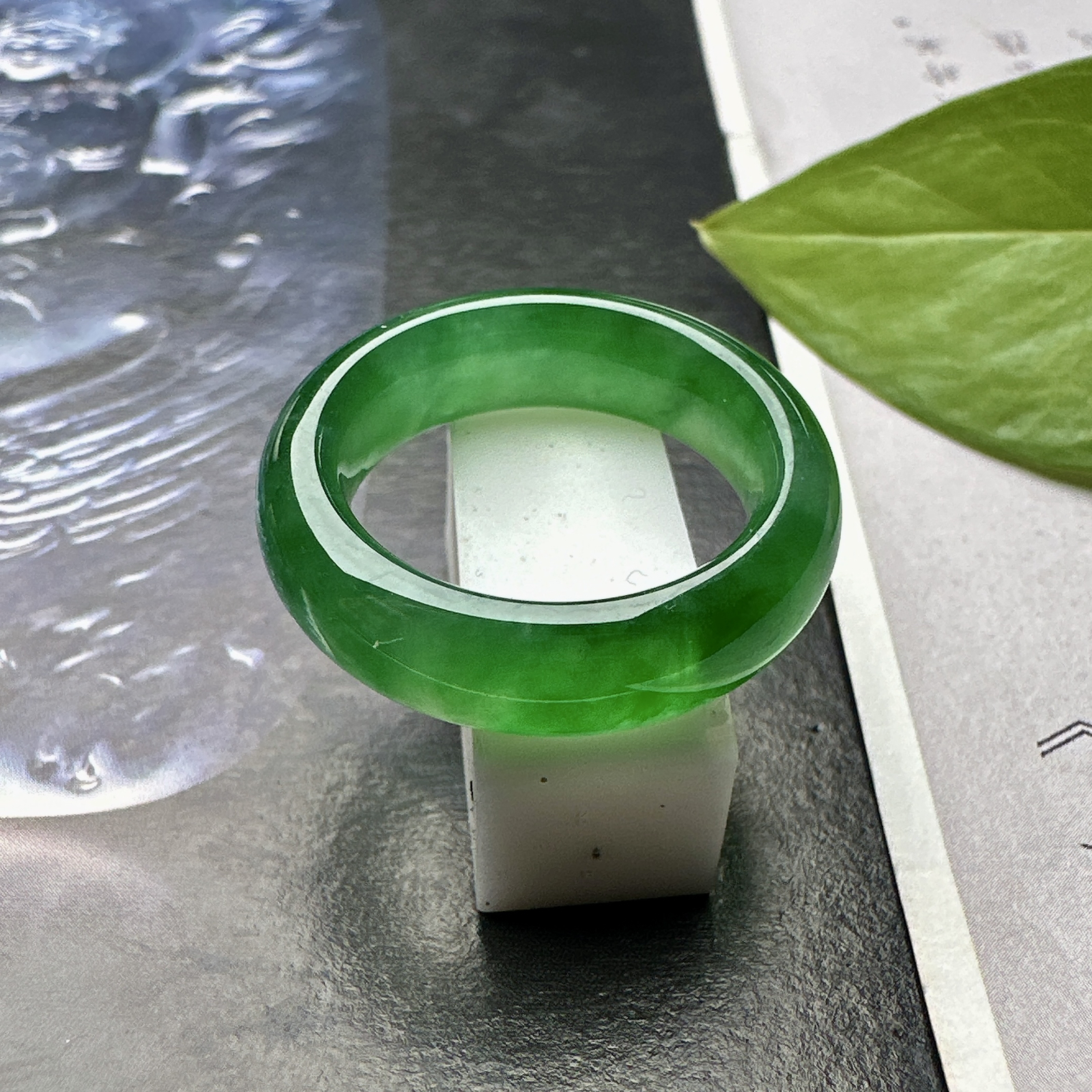 【冰种满绿戒圈】难得的冰润度，难得的好颜色，韵味十足，古色古香。也可吊坠佩戴。