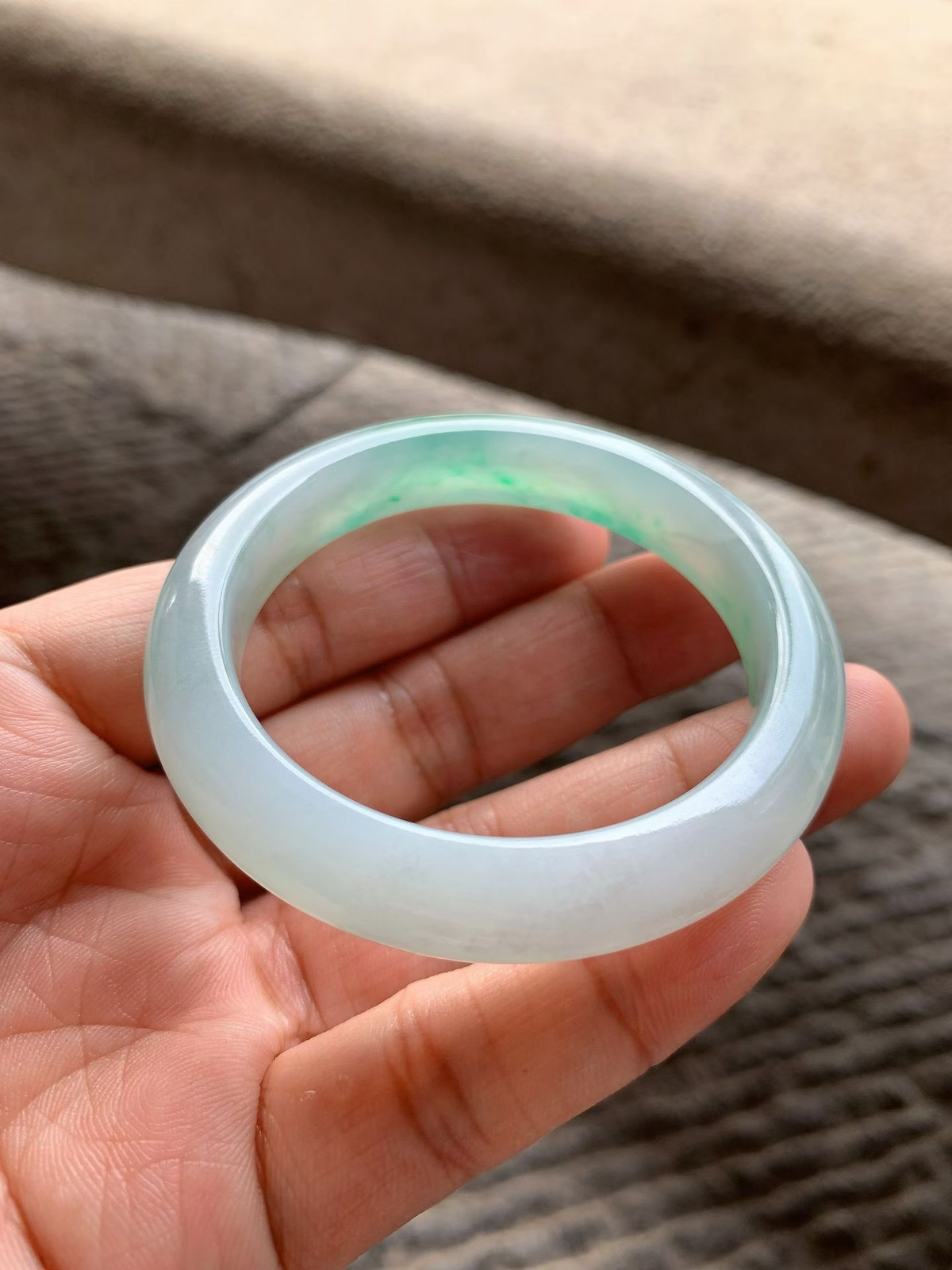 果绿色正圈手镯尺寸50.5*10*8.5 种质细腻，通透水润，颜色鲜亮灵动，上手清新甜美！