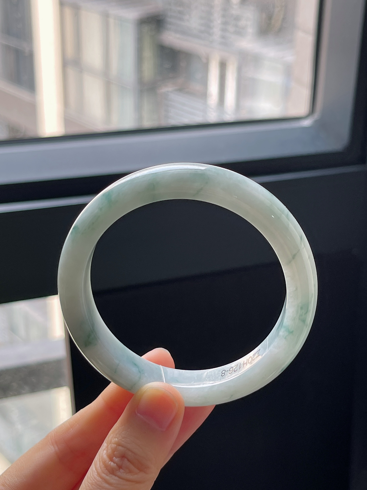 正圈55.8圈口，翡翠糯化种淡蓝色飘花手镯