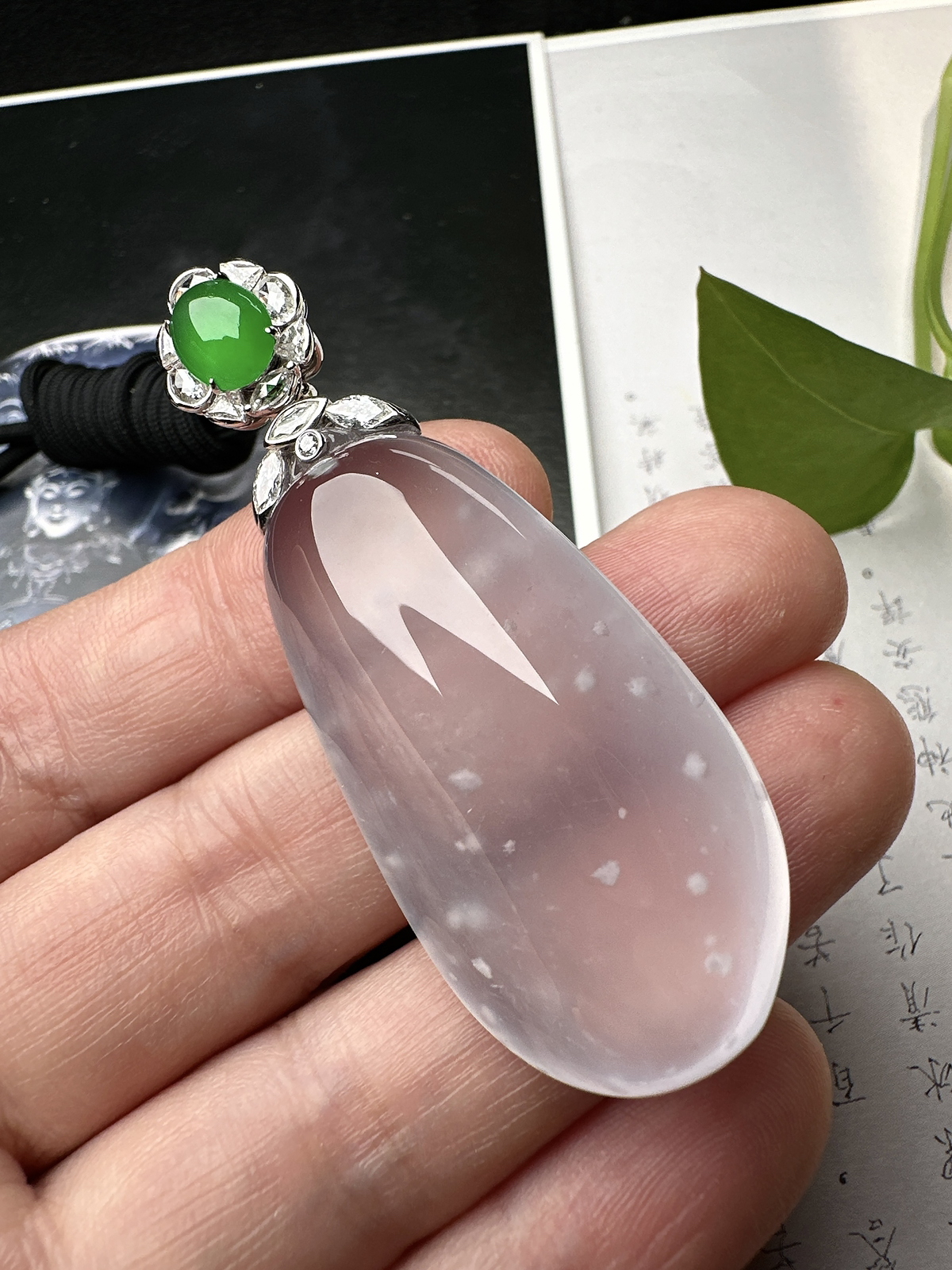 【玻璃种福瓜吊坠】雪花棉老料，种水上乘，晶莹剔透，纯净通透，莹光感很强。收藏品质，18k金钻镶嵌，裸