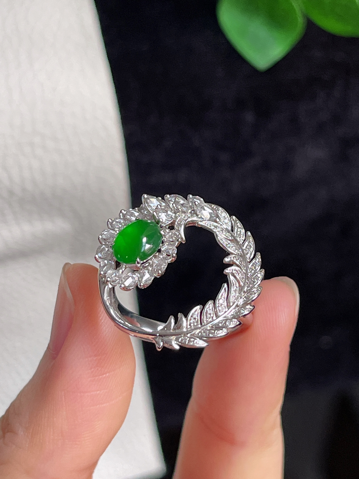 18k金 豪镶翡翠冰糯种绿色戒指