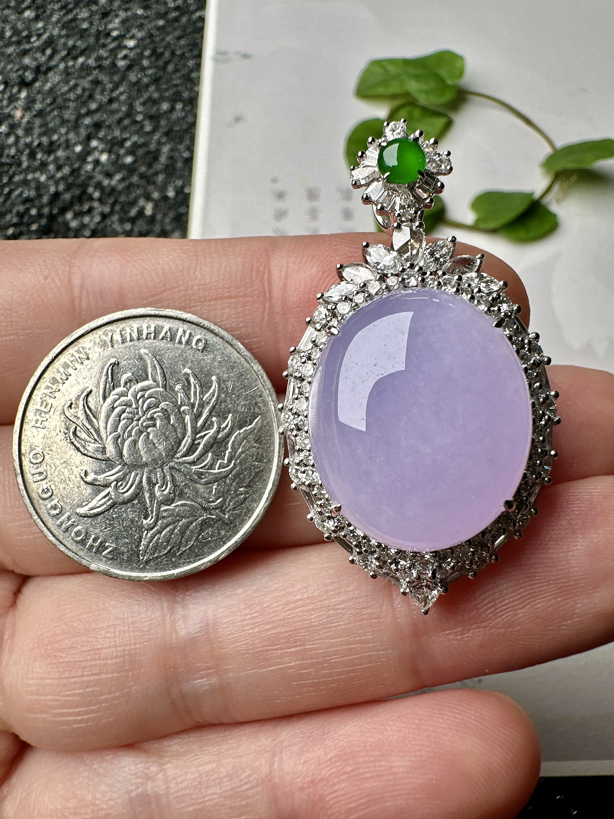 【冰种粉紫蛋面吊坠】质地细腻，饱满度很好，晶莹剔透，18k金钻镶嵌，裸石尺寸20.3*17.1*6.8毫米