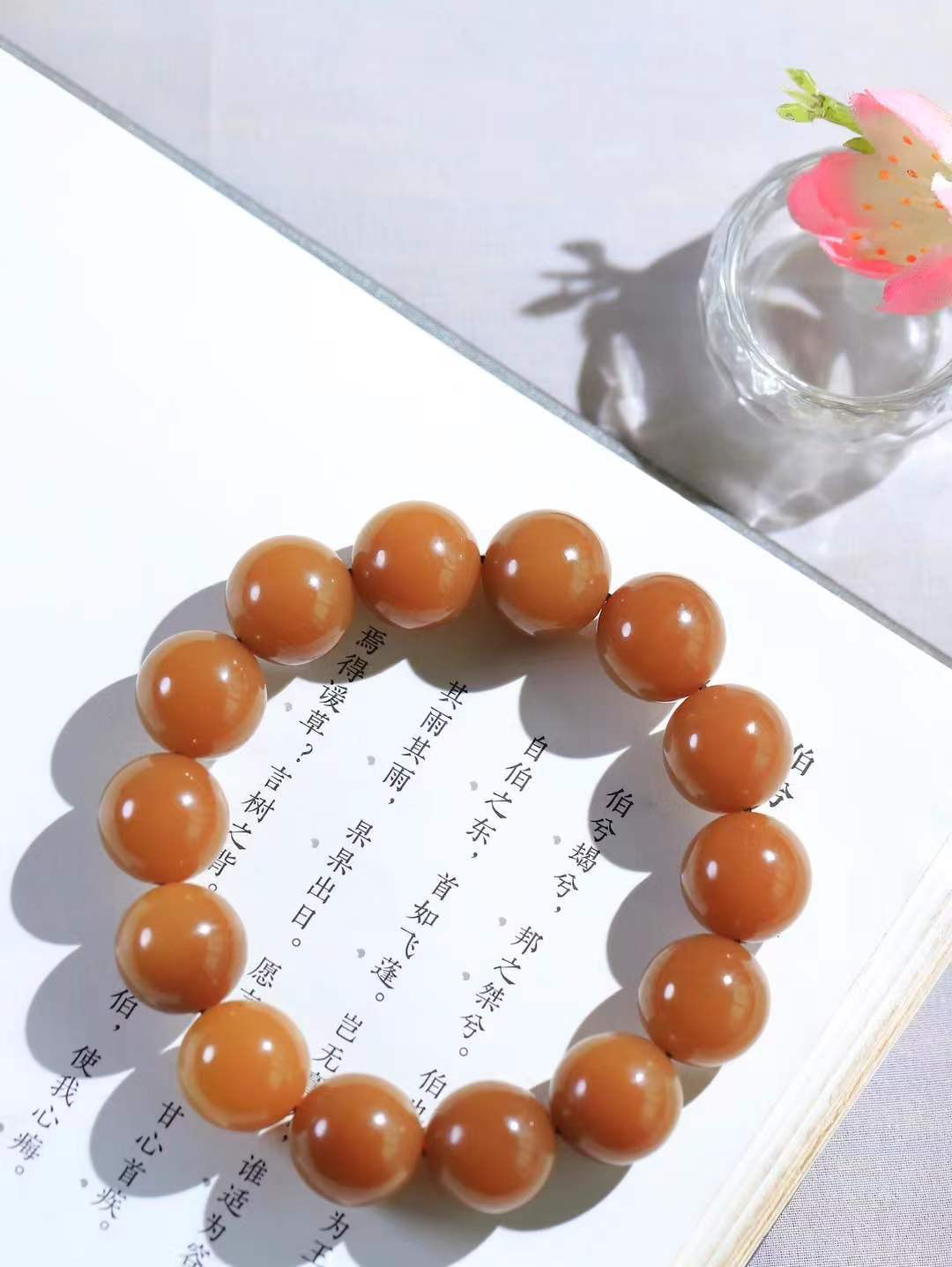 【珠圆玉润.手串】

收藏级臻品️和田玉糖玉珠圆玉润手串 玉质温润细腻  整串打磨圆润，佩戴舒适。珠珠落玉盘，间关莺语花底滑，一生美好时光，无论身在何处，都有它相伴相守。事事顺遂，幸福美满，吉祥如意。重87克 尺寸取一15.8mmFDT-1640813