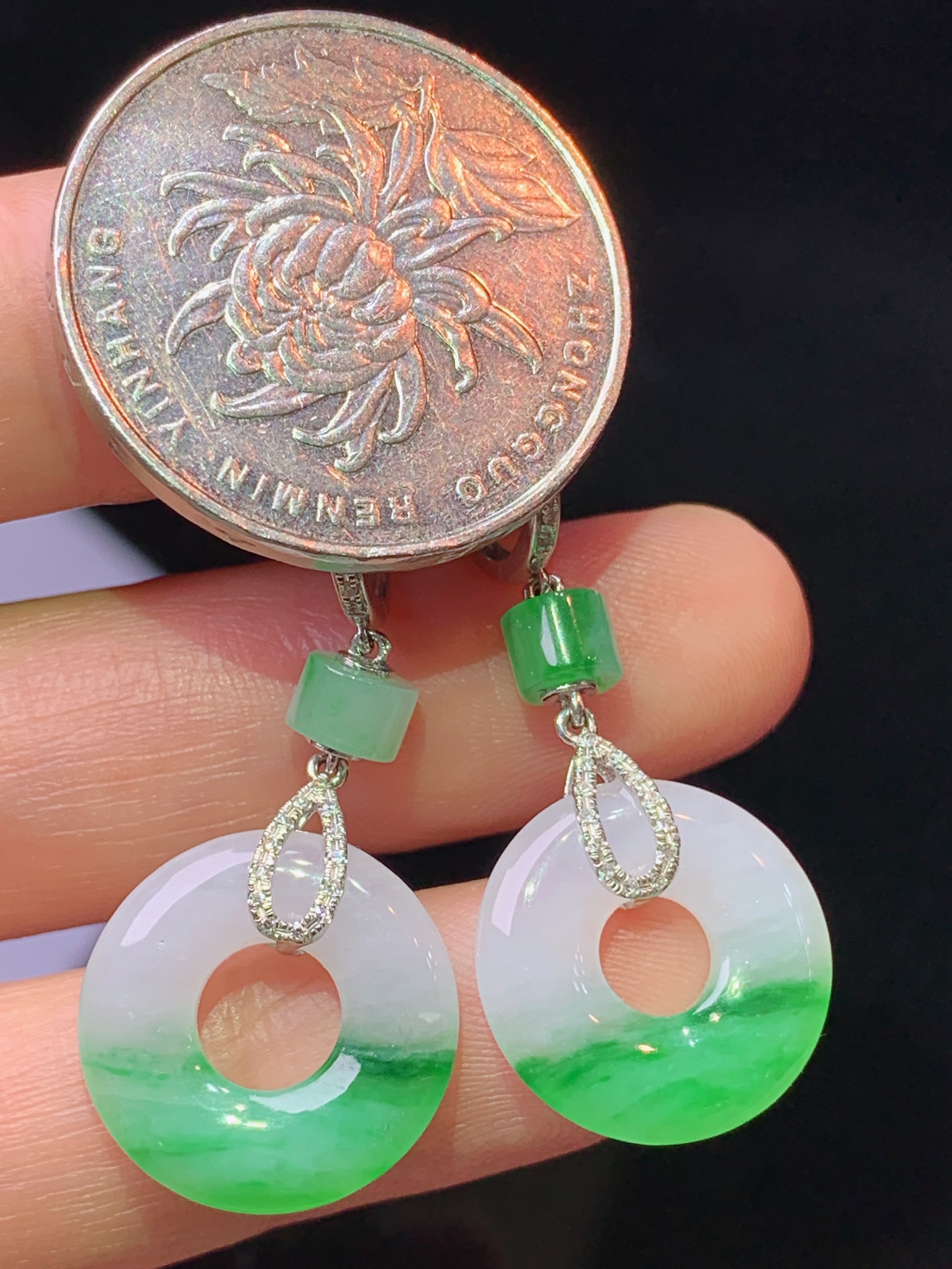 18k金钻镶嵌飘绿平安环耳坠 玉质细腻 色泽艳丽清新 水润亮眼 整体尺寸35.6*15.5*3.2c5