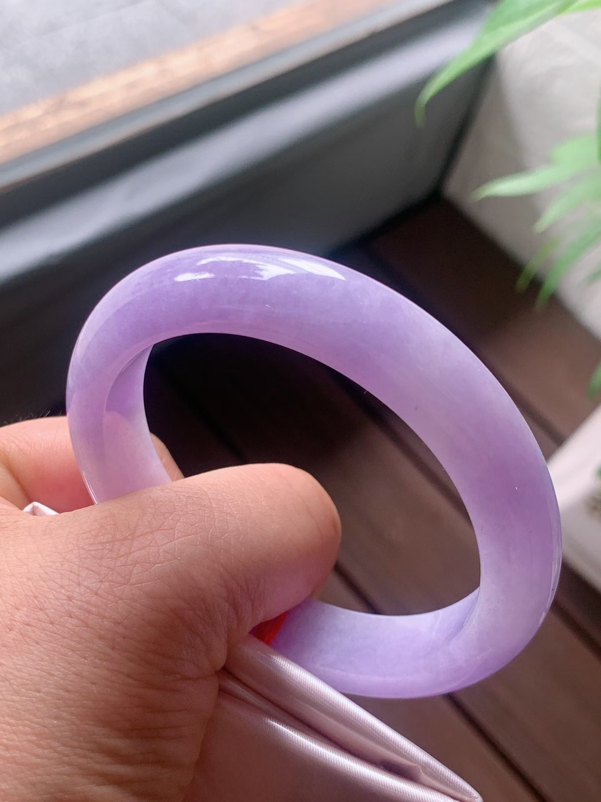 【翡翠名称】老种冰紫罗兰56正圈口手镯
【翡翠尺寸】56/12.2/8.5mm适合55-57正圈口佩戴
【翡翠描述】宝贝种老水足，玉质细腻，色泽靓丽，性价比高，佩戴效果好！
【其它赠送】权威证书/精美挂绳盒子/支持全国复检