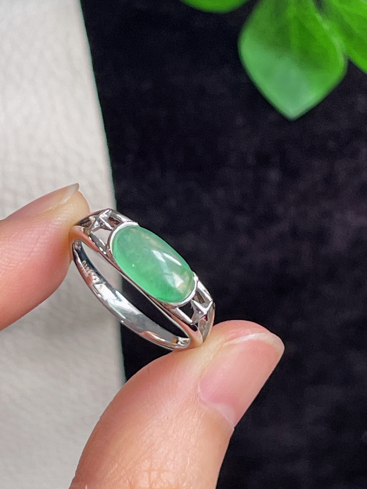 18k金翡翠冰糯种浅绿色戒指