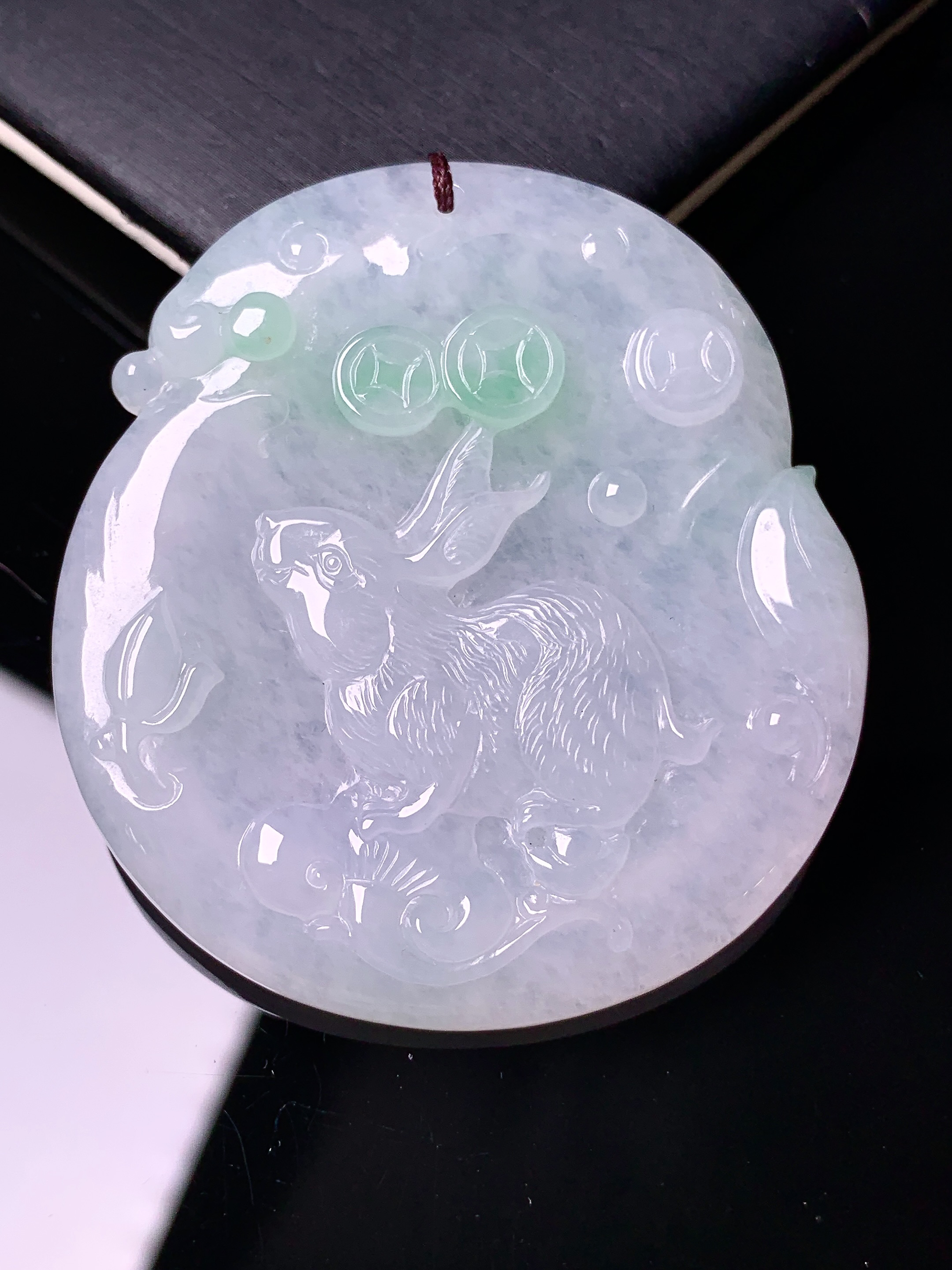 飘绿生肖兔吊坠 玉质细腻 色泽艳丽清新 水润亮眼 整体尺寸50*45.7*5.6b2