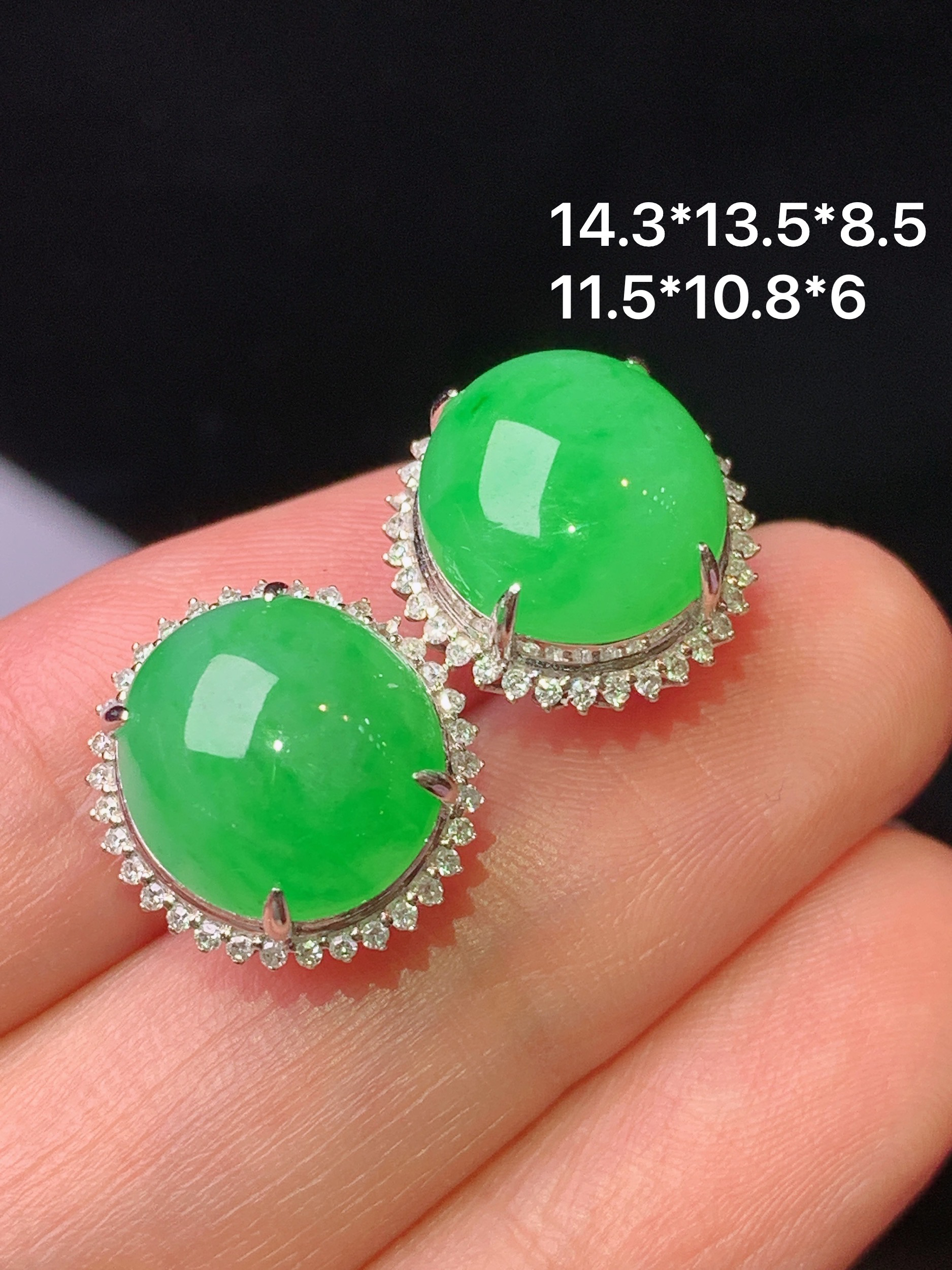 18k金钻镶嵌翠绿蛋面耳钉 玉质细腻 色泽艳丽清新 水润亮眼 整体尺寸14.3*13.5*8.5L2