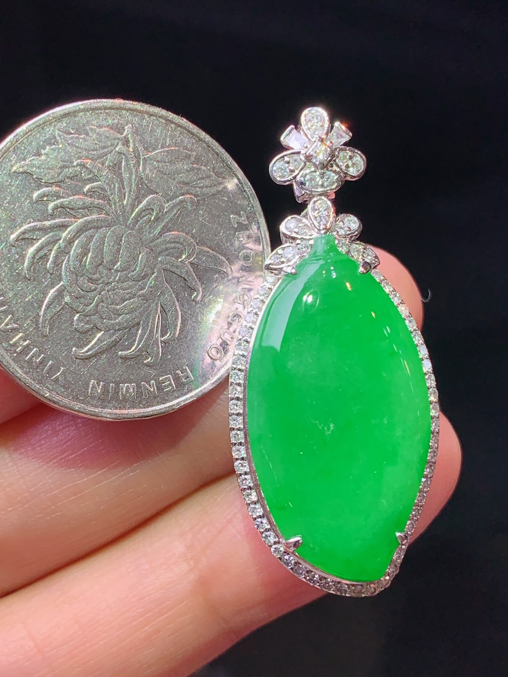 18k金钻镶嵌满绿福瓜吊坠 玉质细腻 色泽艳丽清新 水润亮眼 整体尺寸37.5*16.2*10.5L2
