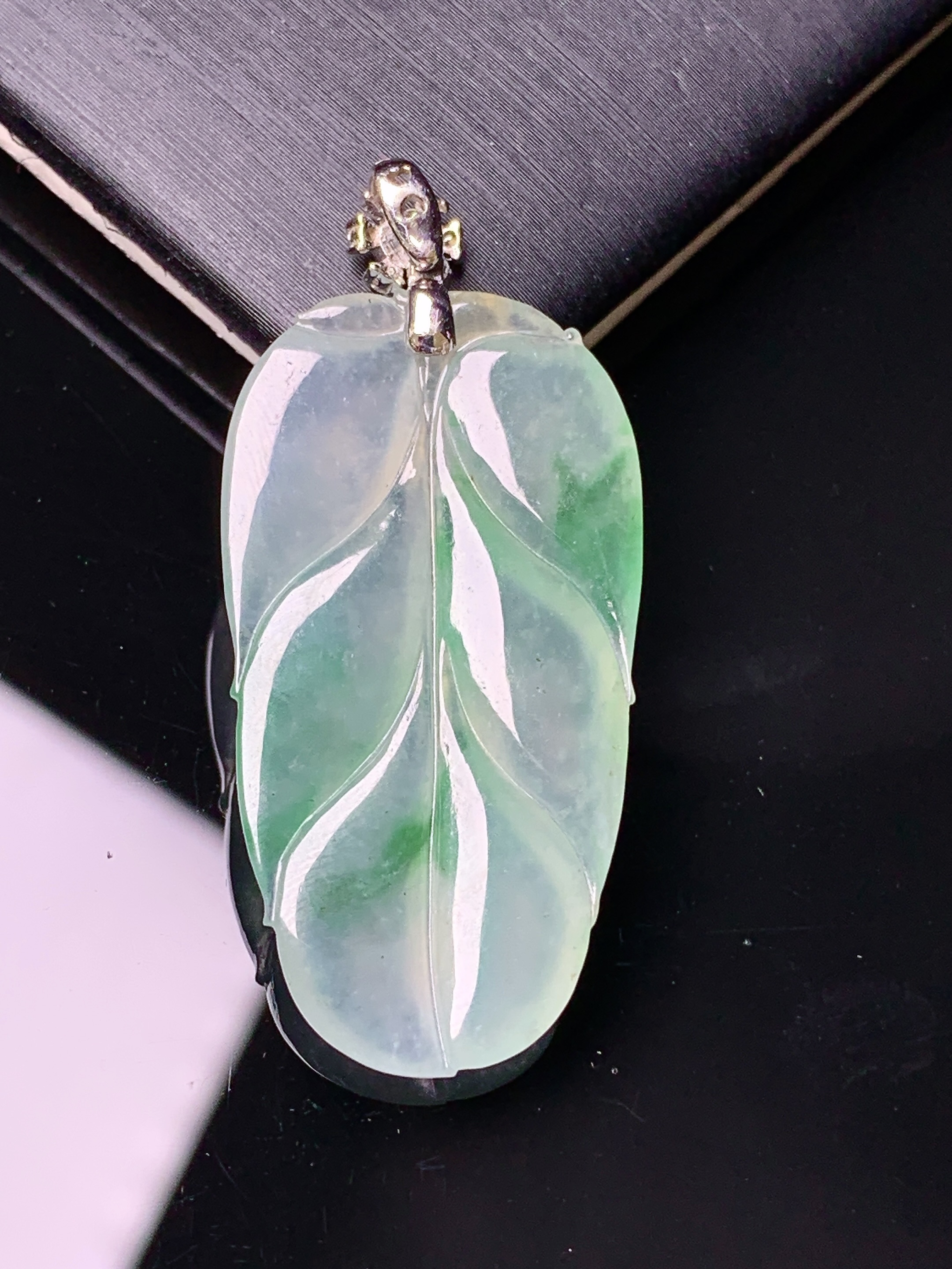 18k金钻镶嵌冰种飘绿树叶吊坠 玉质细腻 色泽艳丽清新 水润亮眼 整体尺寸39.5*18*4c5