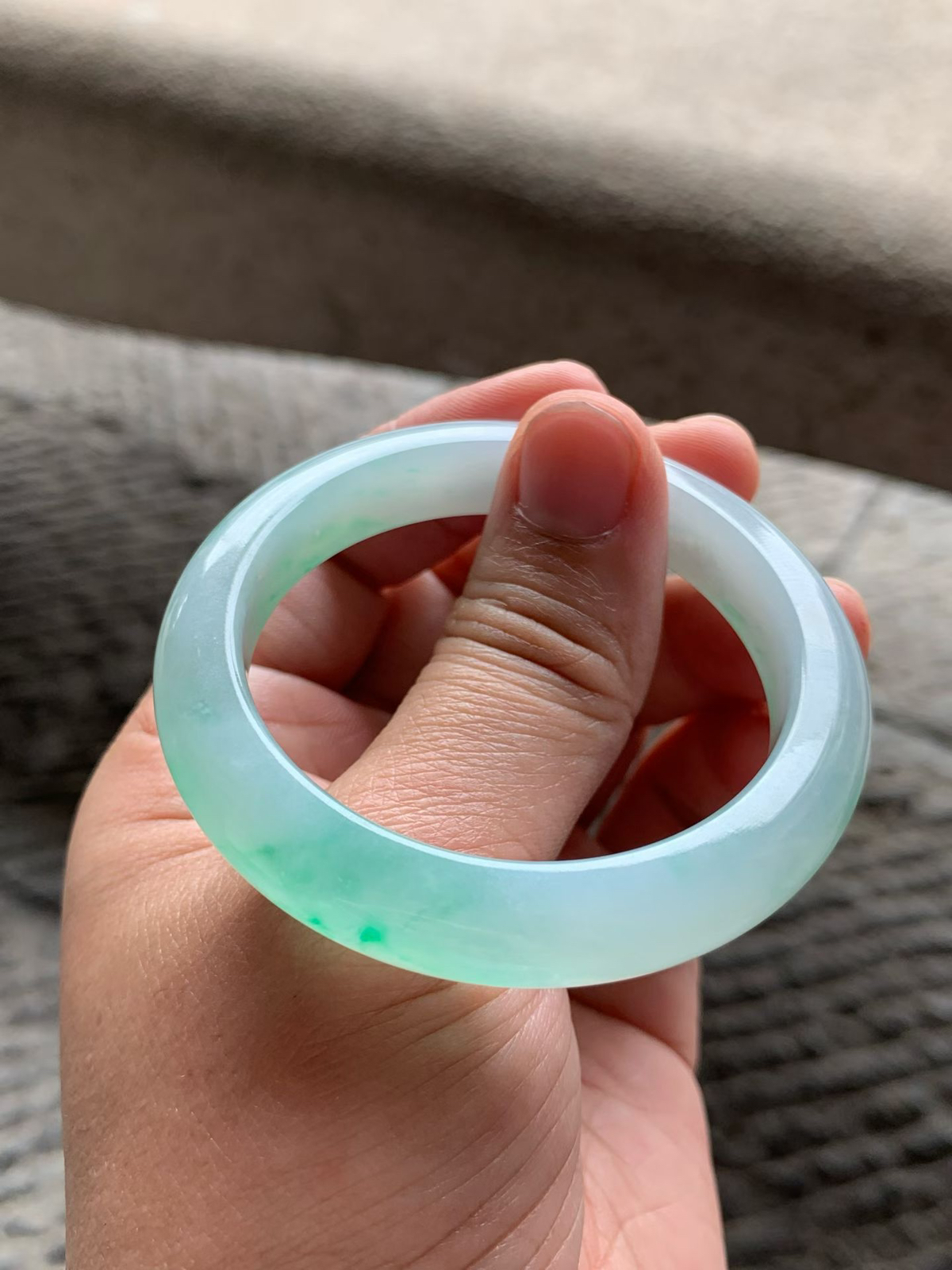 果绿色正圈手镯尺寸50.5*10*8.5 种质细腻，通透水润，颜色鲜亮灵动，上手清新甜美！