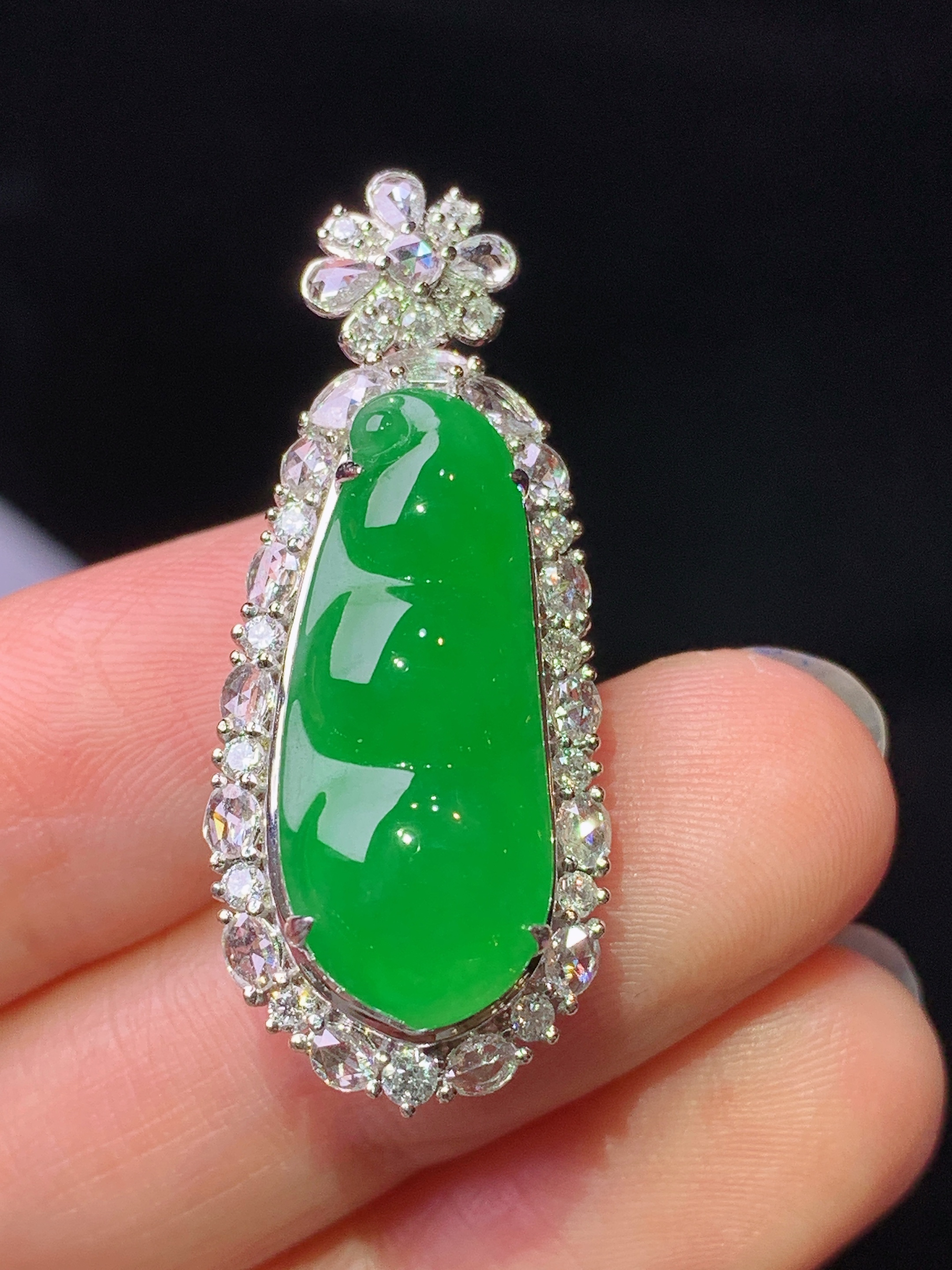 18k金钻镶嵌满绿四季豆吊坠 玉质细腻 色泽艳丽清新 水润亮眼 整体尺寸34.8*14.2*11.5