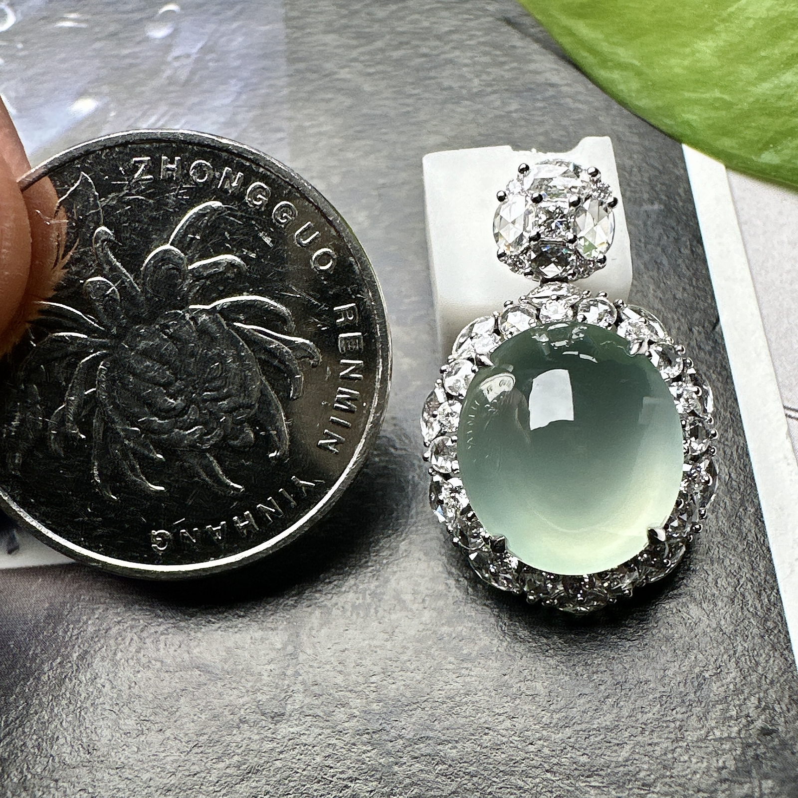 【冰种晴底蛋面】形状非常饱满，冰润通透，种老起光，胶感强烈。收藏品质，18K金钻镶嵌，裸石尺寸13*11.4*6.6毫米
